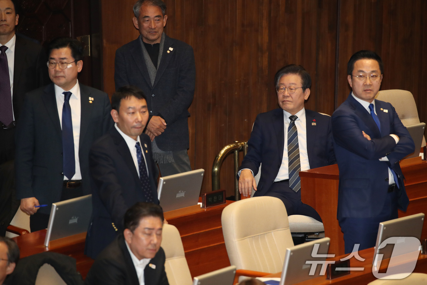 (서울=뉴스1) 이광호 기자 = 이재명 더불어민주당 대표와 박찬대 원내대표 등이 7일 오후 서울 여의도 국회에서 열린 본회의에서 김건희 특검법(윤석열 대통령 배우자 김건희의 주가조 …