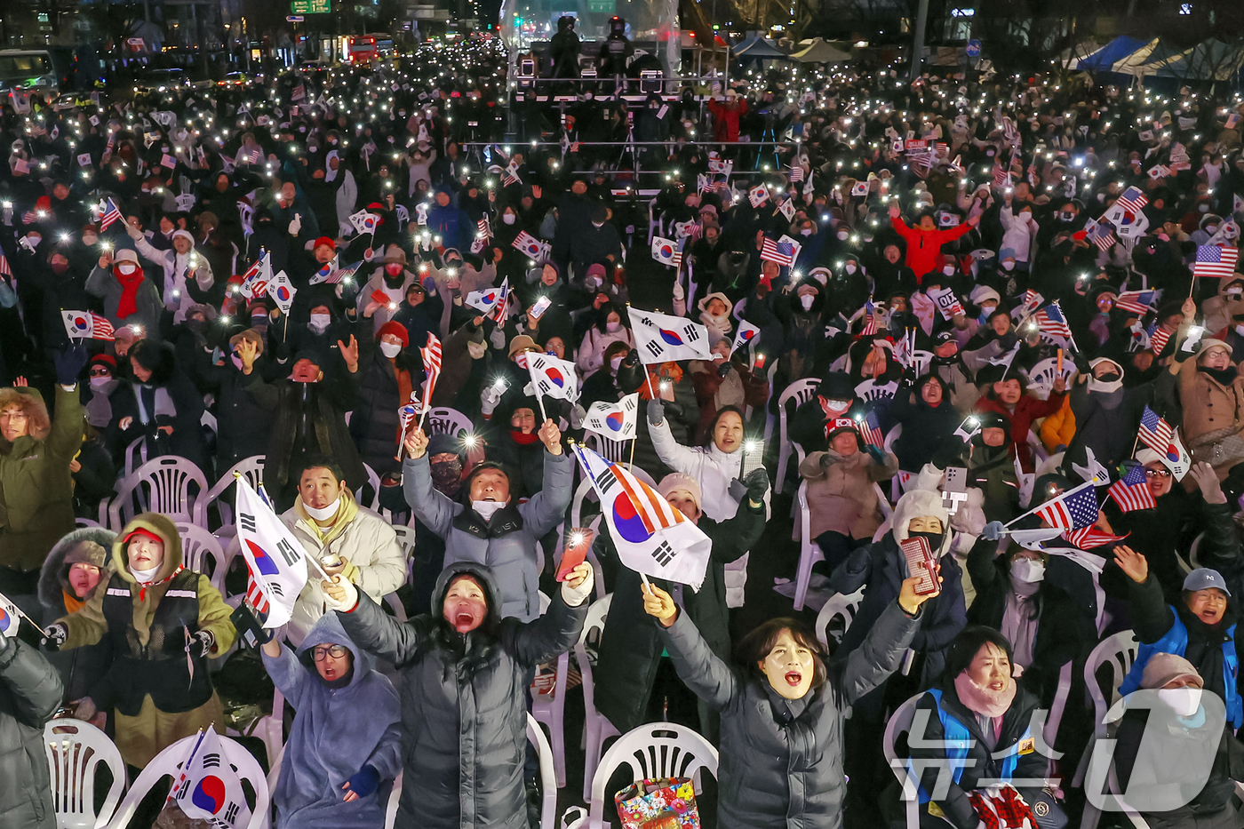 (서울=뉴스1) 민경석 기자 = 자유통일당과 대한민국바로세우기 국민운동본부 등 보수단체 회원들이 '김건희 여사 특별법' 부결 소식과 '윤석열 대통령 탄핵안' 부결 전망에 기뻐하고 …