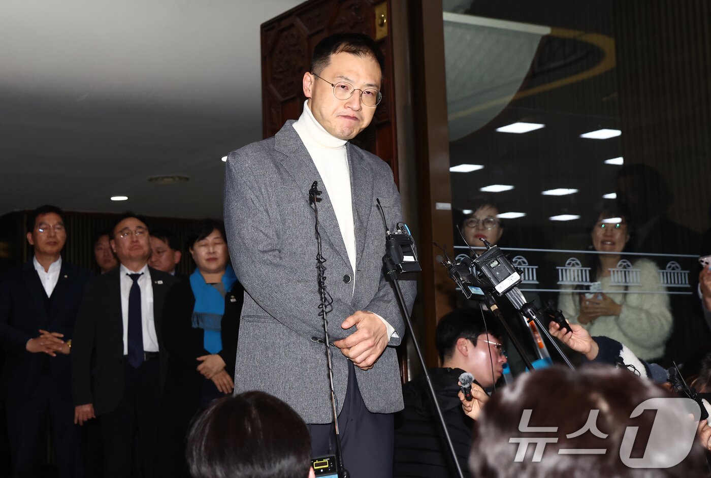 본문 이미지 - 김상욱 국민의힘 의원이 7일 오후 국회 본회의에서 윤석열 대통령의 탄핵소추안에 대한 표결에 동참한 뒤 기자회견을 하며 울먹이고 있다. 2024.12.7/뉴스1 ⓒ News1 김민지 기자