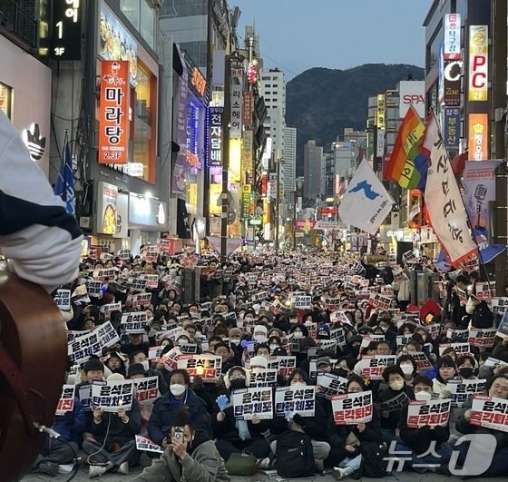 7일 부산 부산진구 쥬디스태화 앞에서 열린 &#39;윤석열 대통령 즉각 퇴진 대회&#39;에서 시민들이 윤 대통령의 퇴진을 촉구하고 있다.2024.12.7/ⓒ News1 장광일 기자