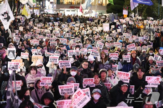 윤석열 대통령 탄핵소추안 표결이 진행 중인 7일 오후 제주시청 앞에서 &#39;윤석열 정권퇴진·한국사회대전환 제주행동&#39; 주최의 윤석열 퇴진 촉구 집회가 열리고 있다. 2024.12.7/뉴스1 ⓒ News1 강승남 기자