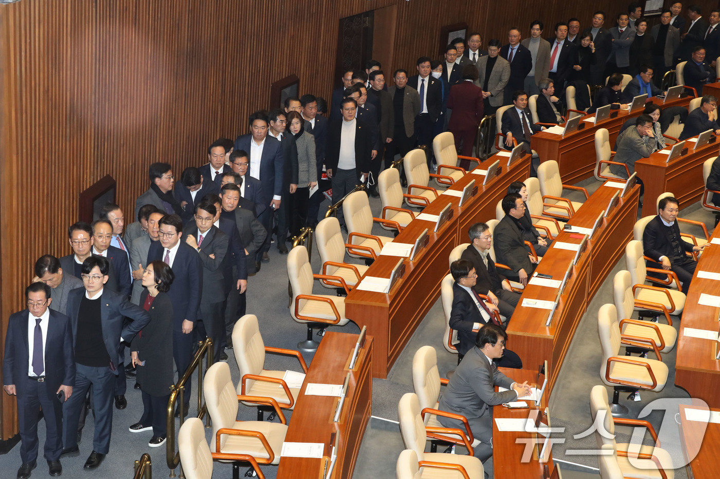 (서울=뉴스1) 이광호 기자 = 국민의힘 의원들이 7일 오후 서울 여의도 국회에서 열린 본회의에서 김건희 특검법(윤석열 대통령 배우자 김건희의 주가조작 사건 등의 진상규명을 위한 …