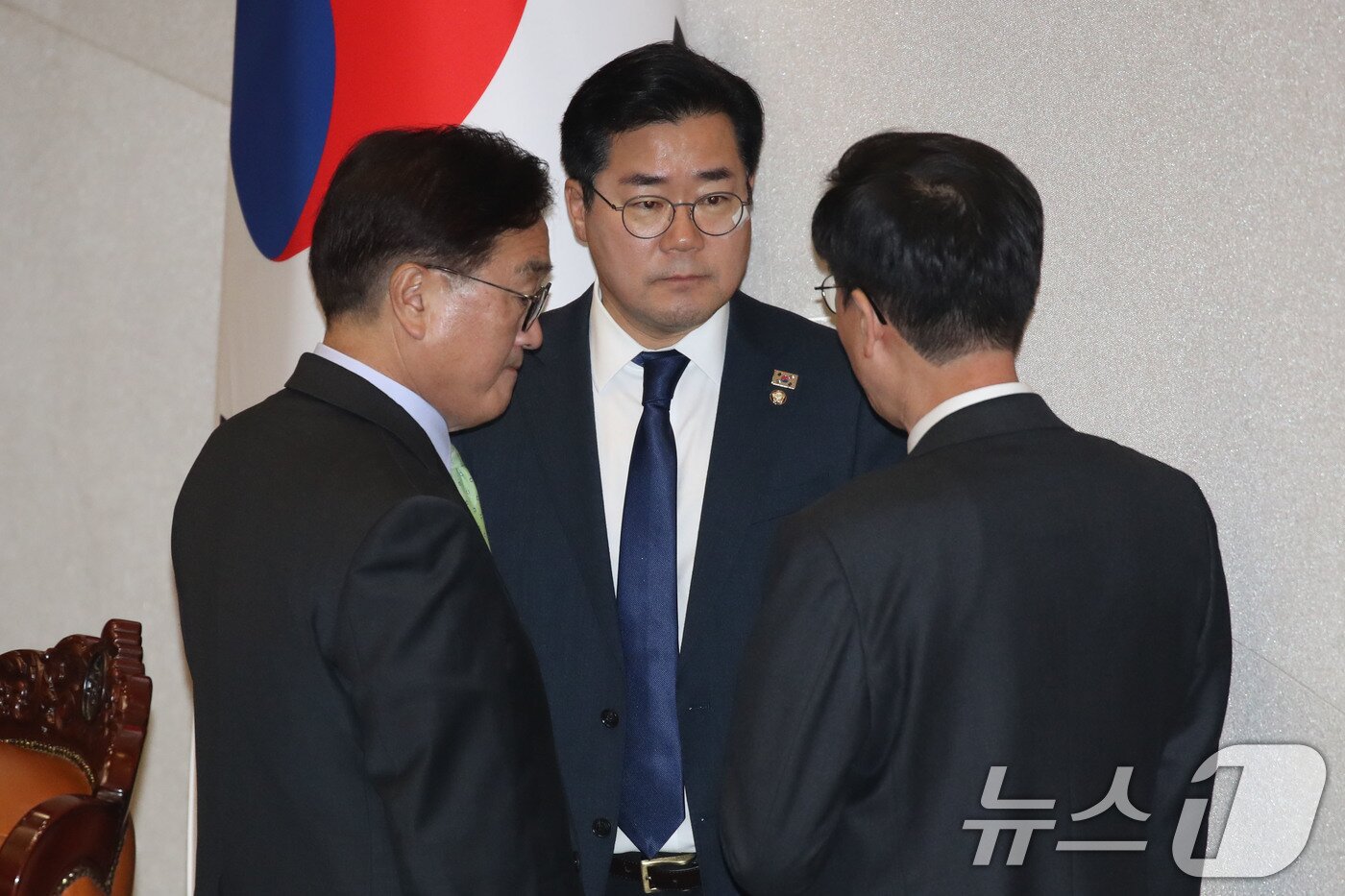 본문 이미지 - 우원식 국회의장과 박찬대 더불어민주당 원내대표, 정명호 의사국장이 7일 오후 서울 여의도 국회 본회의에서 윤석열 대통령 탄핵소추안 투표를 앞두고 국민의힘 의원들이 퇴장한 가운데 논의하고 있다. 2024.12.7/뉴스1 ⓒ News1 이광호 기자