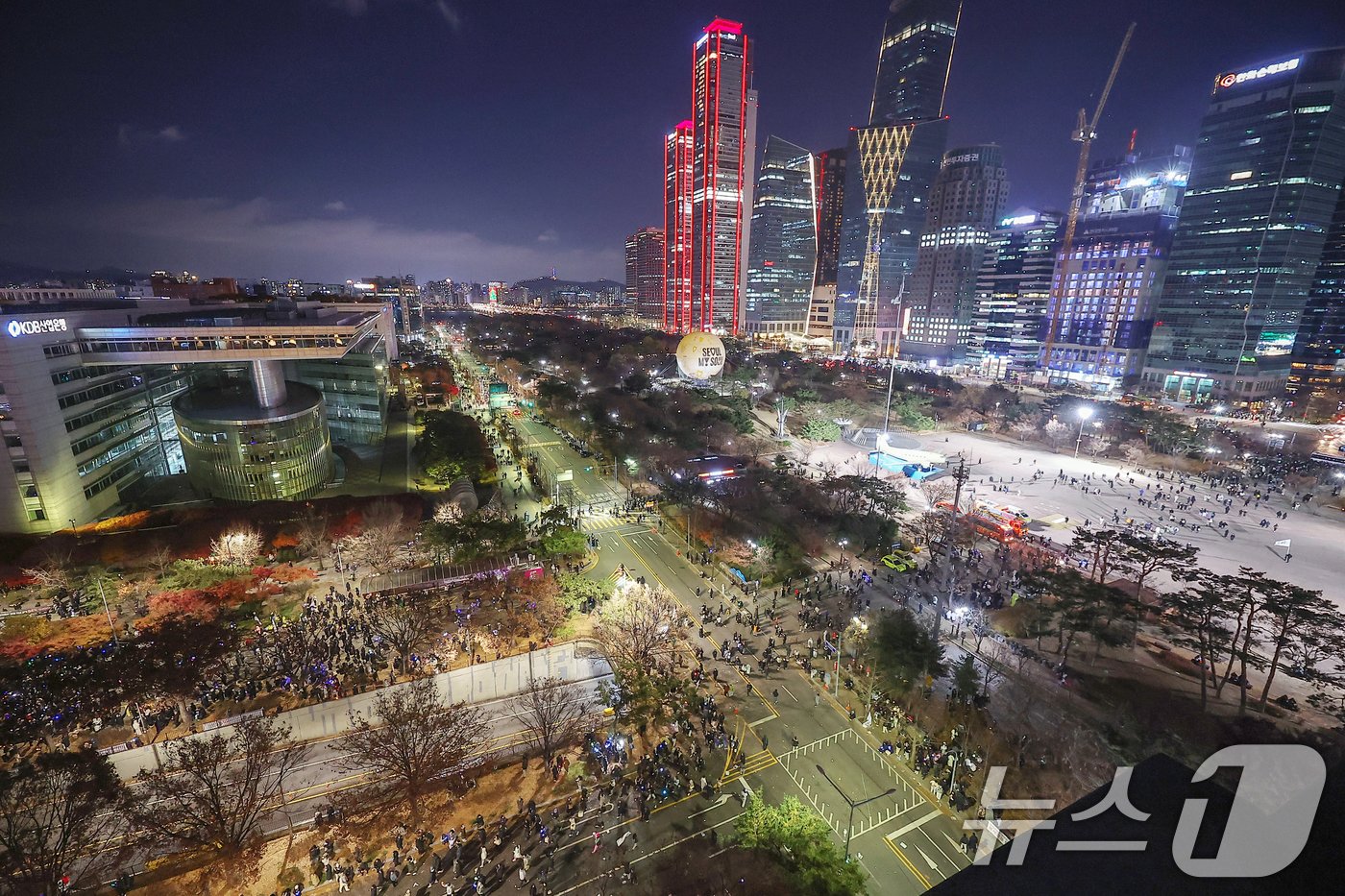 본문 이미지 - 우원식 국회의장과 박찬대 더불어민주당 원내대표와 정명호 의사국장이 7일 오후 서울 여의도 국회 본회의에서 윤석열 대통령 탄핵소추안 투표를 앞두고 국민의힘 의원들이 퇴장한 가운데 논의하고 있다. 2024.12.7/뉴스1 ⓒ News1 김진환 기자
