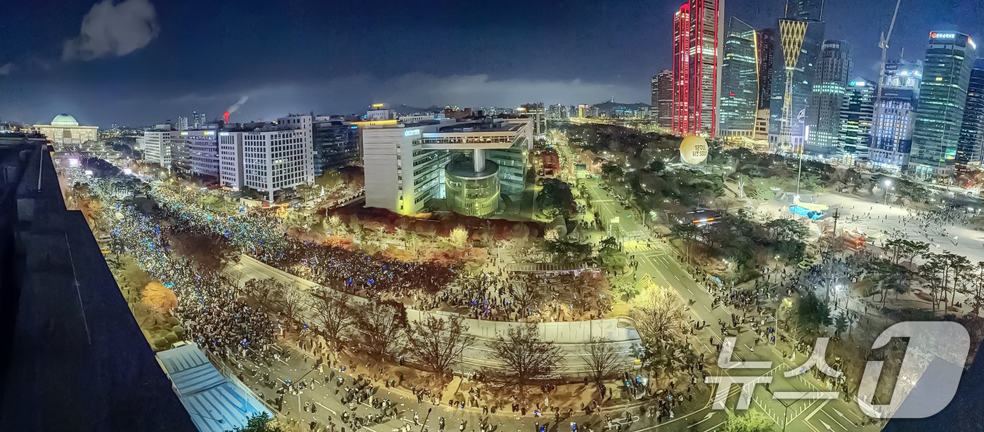 7일 오후 서울 영등포구 국회 앞에서 열린 &#39;내란죄 윤석열 퇴진! 국민주권 실현! 사회대개혁 범국민촛불대행진&#39;에 참석한 시민들이 여의도 국회 앞에서부터 여의도공원에 이르기까지 거리를 가득 메우고 있다. 2024.12.7/뉴스1 ⓒ News1 김진환 기자