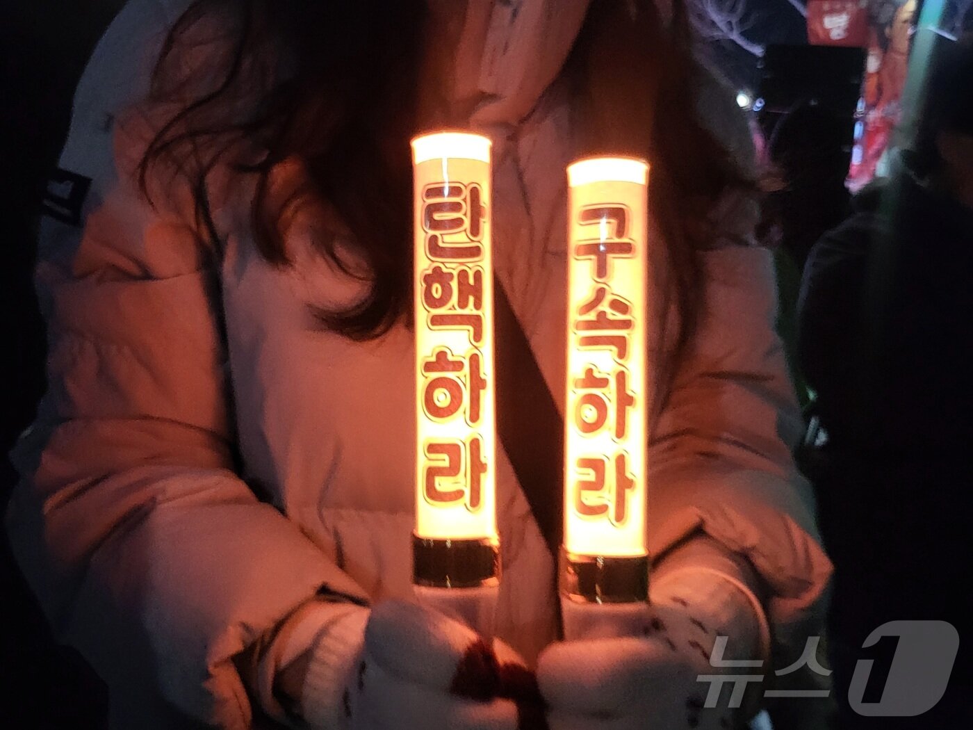 본문 이미지 - 7일 오후 8시40분쯤 대구 수성구 범어동 국민의힘 대구시당에서 시민들이 국민의힘 의원들의 윤석열 대통령 탄핵소추안 투표 참여를 촉구하고 있다 2024.12.7/뉴스1 ⓒ News1 이성덕 기자