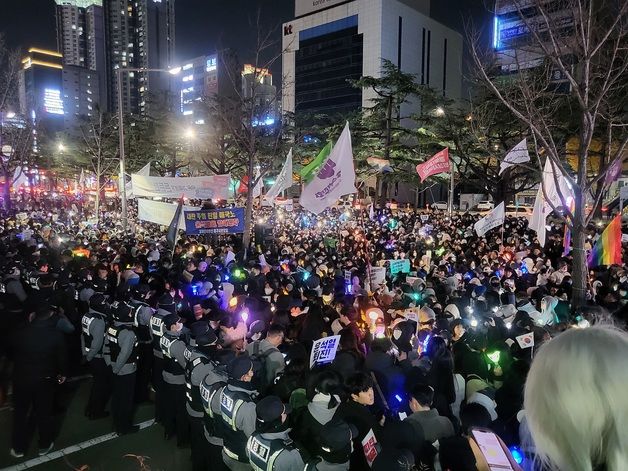 대구 동성로도 MZ들이 채웠다…응원봉 들고 '尹 퇴진' 떼창