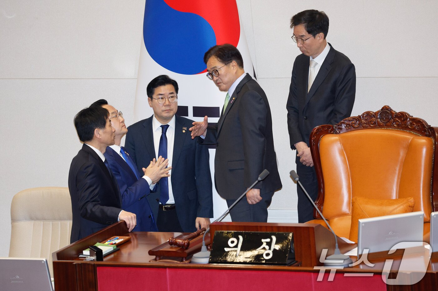 본문 이미지 - 김민기 국회 사무총장&#40;왼쪽부터&#41;, 박성준 더불어민주당 원내수석부대표, 박찬대 원내대표, 우원식 국회의장, 정명호 의사국장이 7일 오후 서울 여의도 국회에서 열린 제418회국회&#40;정기회&#41; 제17차 본회의에서 국민의힘 의원들의 윤석열 대통령 탄핵소추안 투표 참여를 기다리던 중 대화하고 있다. 2024.12.7/뉴스1 ⓒ News1 안은나 기자