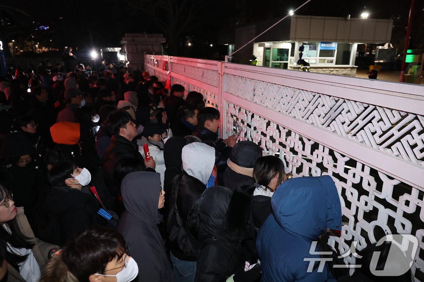 본문 이미지 - 7일 오후 서울 여의도 국회 정문 앞에서 시민들이 국회에 윤석열 대통령 탄핵소추안 가결을 촉구하고 있다. 2024.12.7뉴스1 ⓒ News1 김진환 기자