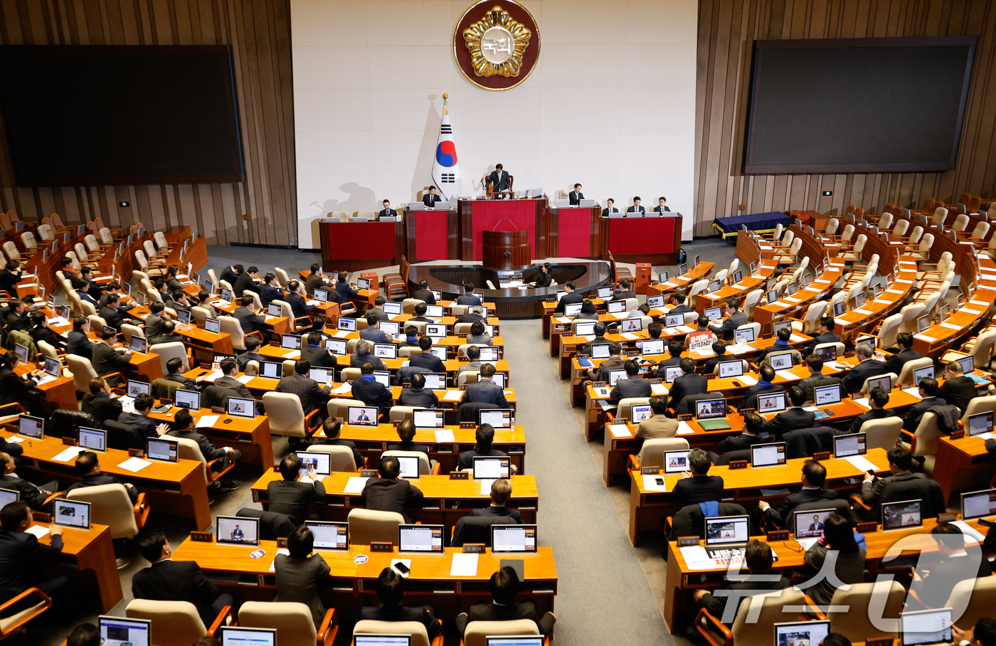 (서울=뉴스1) 안은나 기자 = 7일 오후 서울 여의도 국회 본회의장에서 윤석열 대통령 탄핵소추안이 의결 정족수 195명으로 미달, 투표 불성립으로 인해 폐기되고 있다. 2024. …