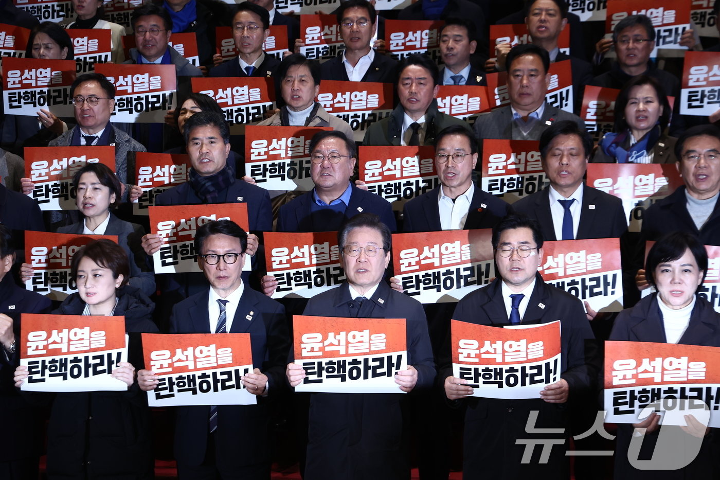 본문 이미지 - 이재명 대표를 비롯한 더불어민주당 의원들이 7일 오후 서울 여의도 국회 로텐더홀에서 윤석열 대통령의 탄핵소추안이 폐기된 후 표결에 불참한 국민의힘을 규탄하며 구호를 외치고 있다. 2024.12.7/뉴스1 ⓒ News1 김민지 기자