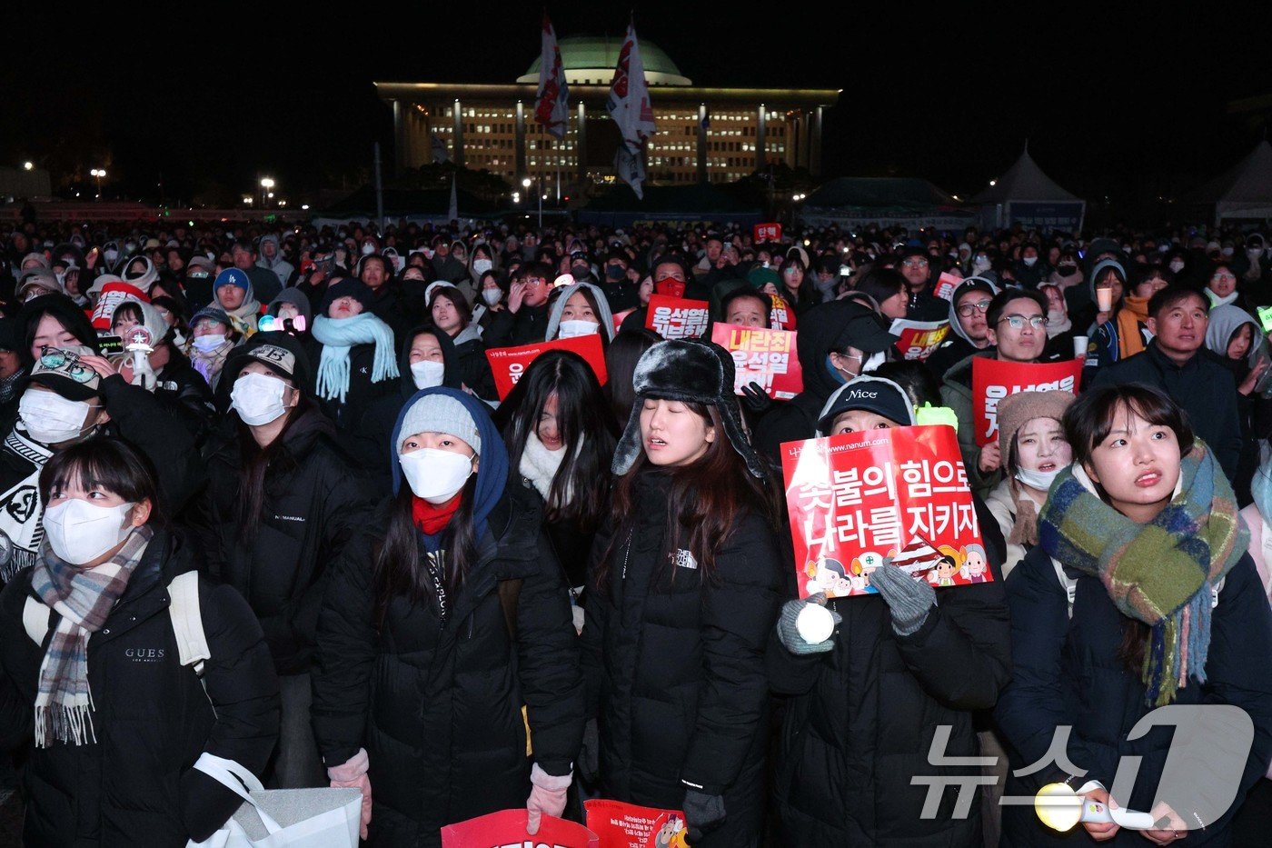 7일 오후 서울 여의도 국회 앞에서 열린 &#39;범국민촛불대행진&#39;에 참가한 시민들이 국민의힘의 표결 불참으로 윤석열 대통령의 탄핵소추안이 폐기되자 허탈해 하고 있다. 2024.12.7/뉴스1 ⓒ News1 신웅수 기자