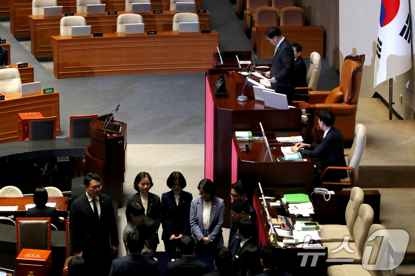 (서울=뉴스1) 이광호 기자 = 7일 오후 서울 여의도 국회 본회의장에서 윤석열 대통령 탄핵소추안이 의결 정족수 195명으로 미달, 투표 불성립으로 인해 폐기되고 있다. 2024. …