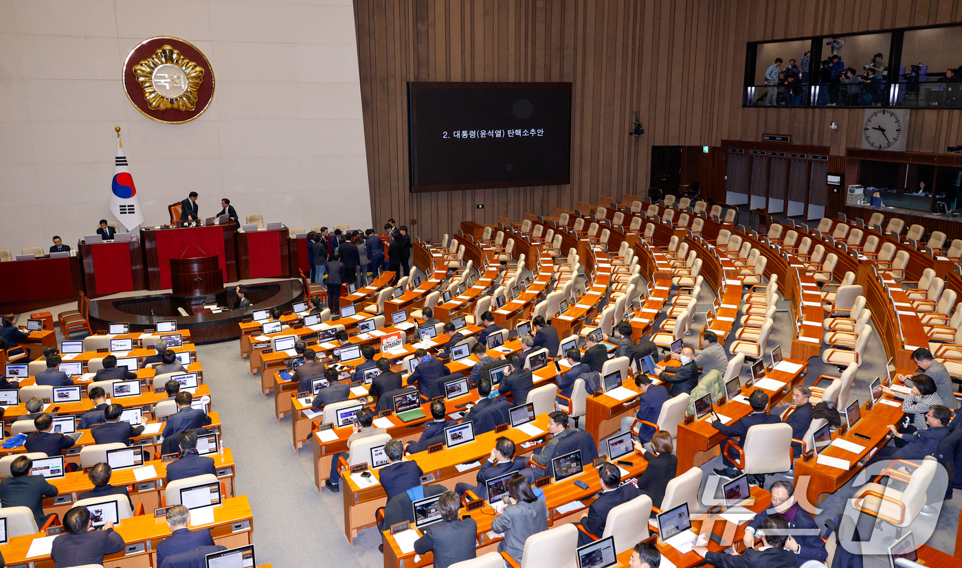 (서울=뉴스1) 안은나 기자 = 7일 오후 서울 여의도 국회 본회의장에서 윤석열 대통령 탄핵소추안이 국민의힘 퇴장 속에 의결 정족수 195명으로 미달, 투표 불성립으로 인해 폐기되 …