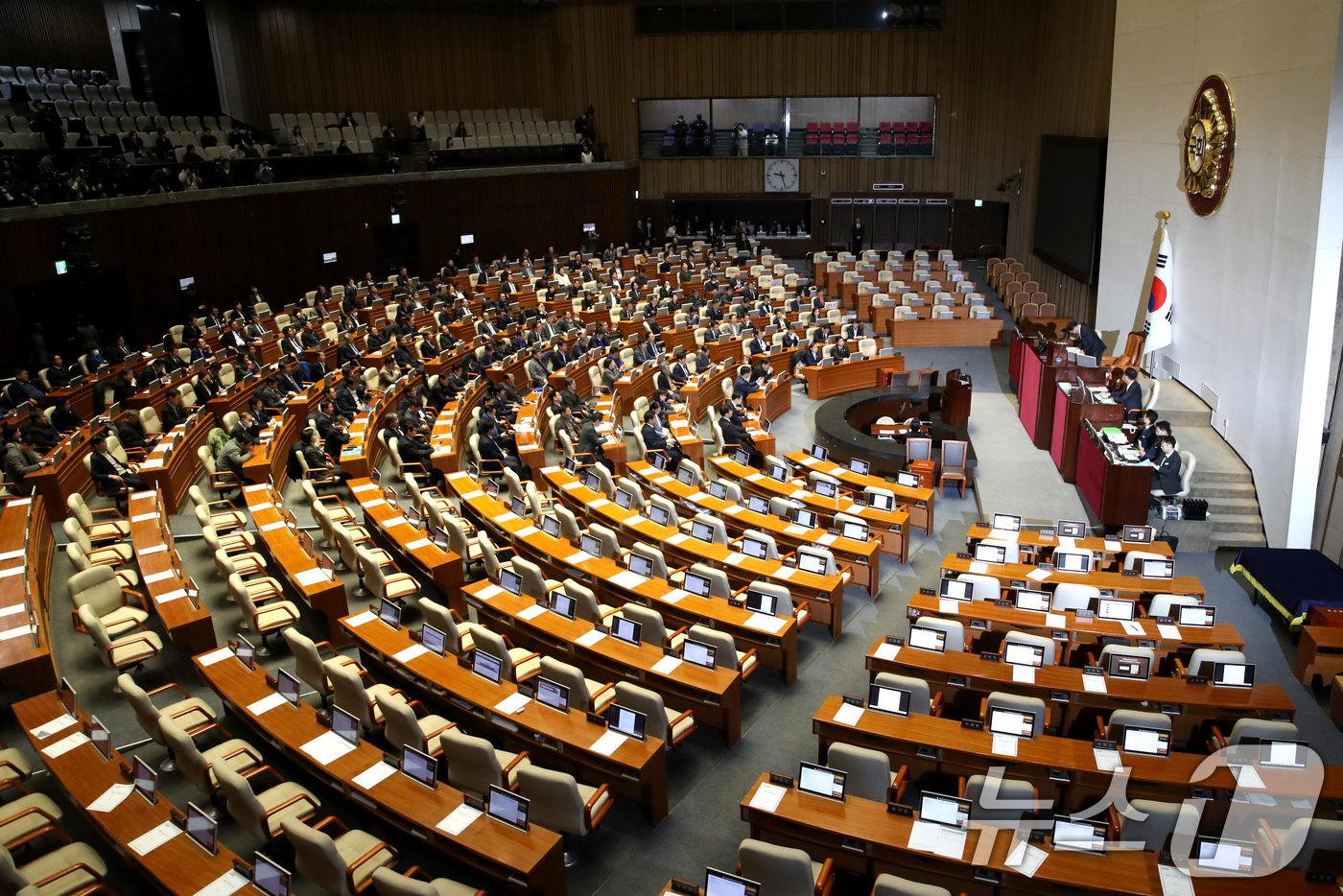 (서울=뉴스1) 이광호 기자 = 7일 오후 서울 여의도 국회 본회의장에서 윤석열 대통령 탄핵소추안이 의결 정족수 195명으로 미달, 투표 불성립으로 인해 폐기되자 우원식 국회의장이 …