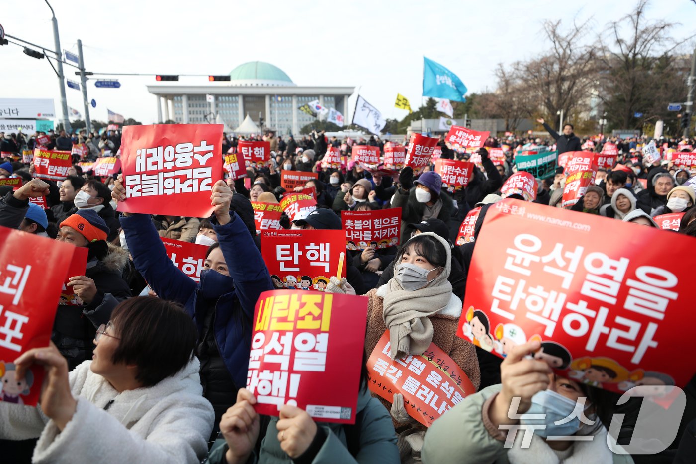 윤석열 대통령에 대한 국회 탄핵안 표결일인 7일 오후 서울 여의도 국회 앞에 모인 시민들이 윤석열 대통령 탄핵소추안 가결을 촉구하고 있다. 2024.12.7/뉴스1 ⓒ News1 이승배 기자