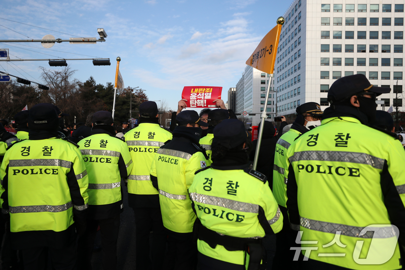 (서울=뉴스1) 이승배 기자 = 윤석열 대통령에 대한 국회 탄핵안 표결일인 7일 오후 서울 여의도 국회 앞에 모인 시민들이 윤석열 대통령 탄핵소추안 가결을 촉구하고 있다. 2024 …