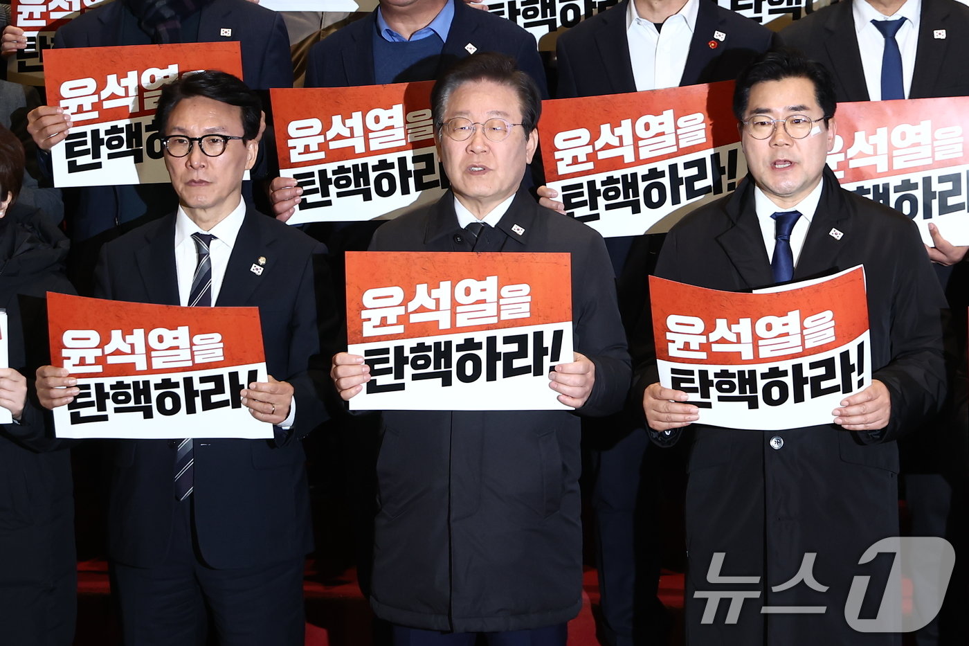 본문 이미지 - 이재명 더불어민주당 대표가 7일 오후 서울 여의도 국회 로텐더홀에서 윤석열 대통령의 탄핵소추안이 폐기되자 표결에 불참한 국민의힘을 규탄하고 있다. 2024.12.7/뉴스1 ⓒ News1 김민지 기자