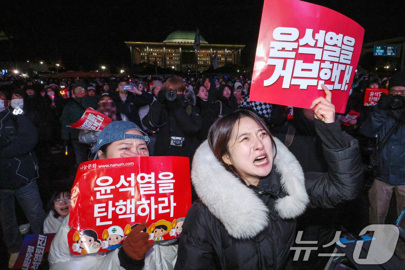 7일 오후 서울 여의도 국회 앞에서 열린 &#39;범국민촛불대행진&#39;에 참가한 시민들이 국민의힘의 표결 불참으로 윤석열 대통령의 탄핵소추안이 폐기되자 눈물을 흘리고 있다. 2024.12.7/뉴스1 ⓒ News1 신웅수 기자