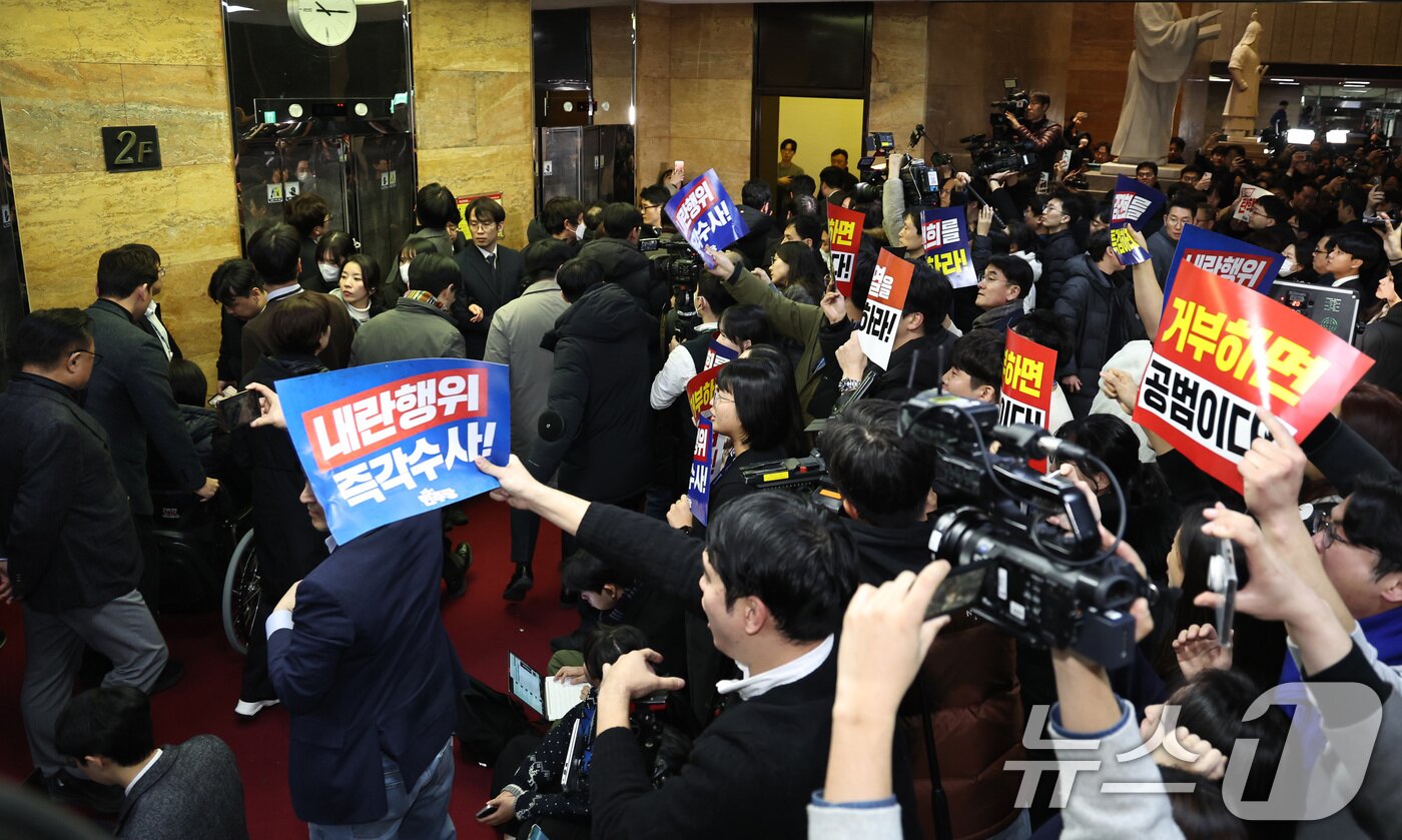 본문 이미지 - 윤석열 대통령 탄핵소추안이 부결된 7일 오후 서울 여의도 국회에서 표결에 불참했던 국민의힘 의원들이 의원총회를 마치고 야당 보좌진의 항의 속에 국회를 나서고 있다. 2024.12.7/뉴스1 ⓒ News1 구윤성 기자