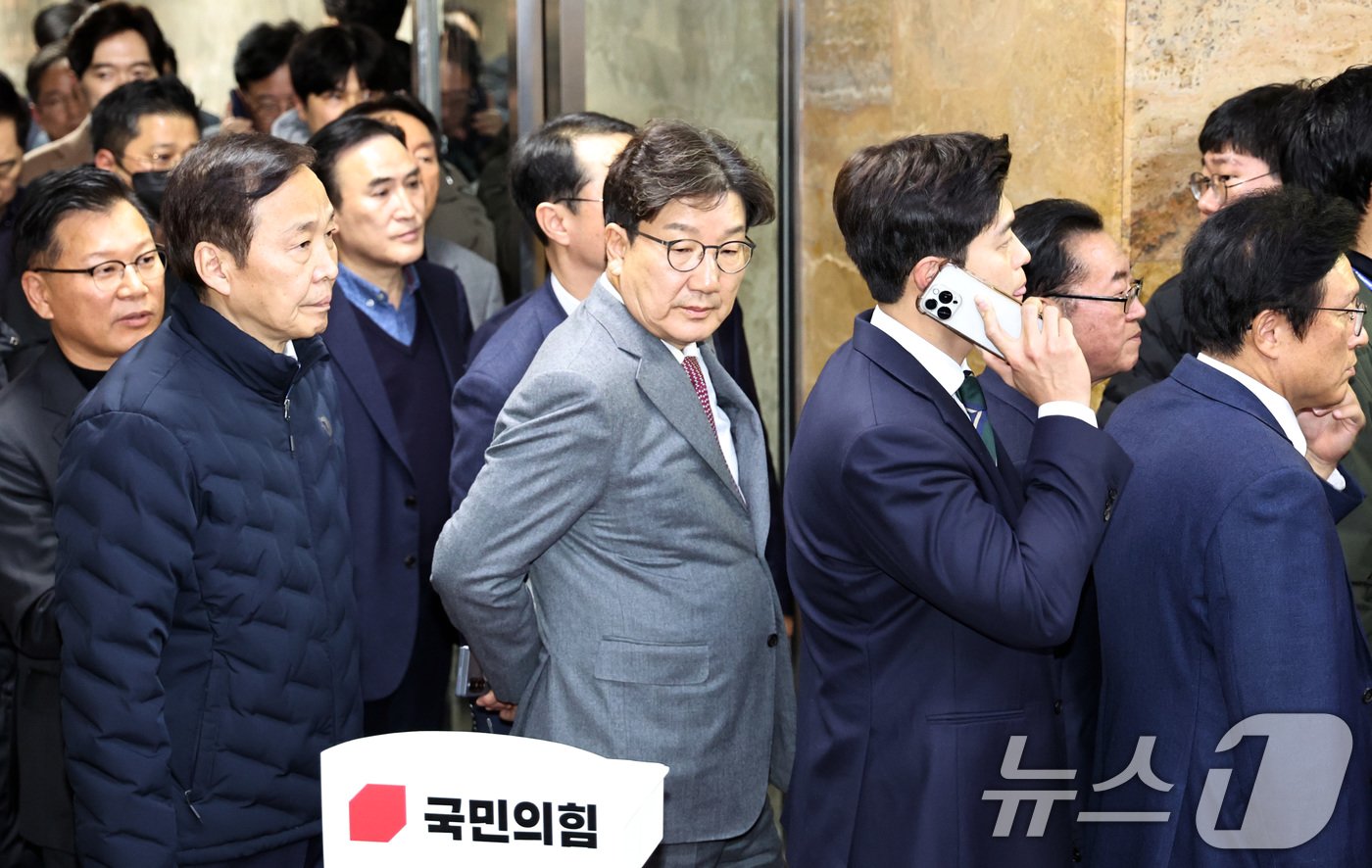 본문 이미지 - 윤석열 대통령 탄핵소추안이 부결된 7일 오후 권성동 의원을 비롯해 표결에 불참했던 국민의힘 의원들이 의원총회를 마치고 서울 여의도 국회를 나서고 있다. 2024.12.7/뉴스1 ⓒ News1 구윤성 기자