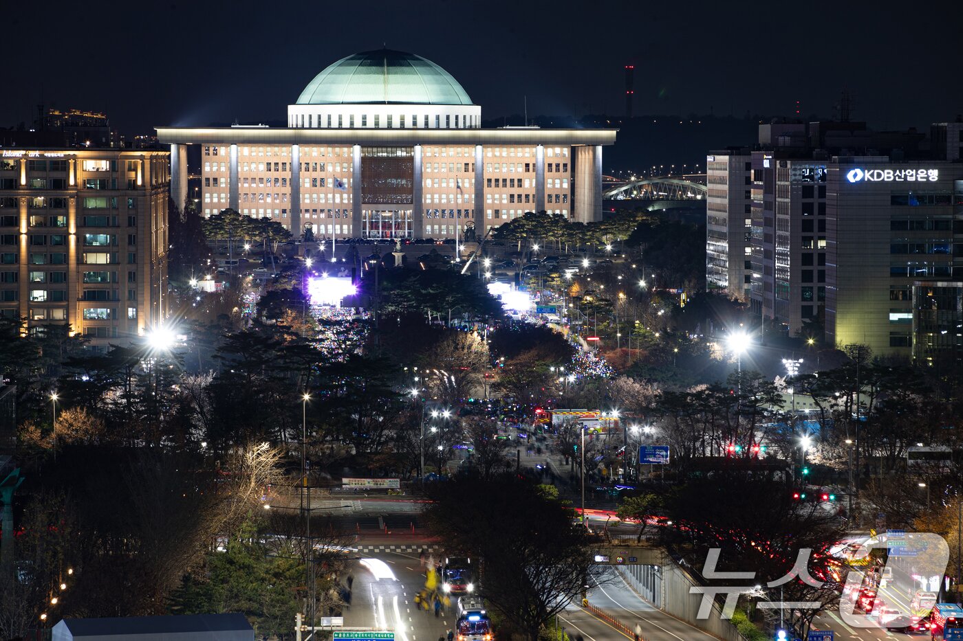 본문 이미지 - 윤석열 대통령에 대한 국회 탄핵안 표결일인 7일 서울 여의도 국회 앞에서 시민들이 늦은 시간까지 모여 윤석열 대통령 탄핵소추안 가결을 촉구하고 있다. 2024.12.7/뉴스 ⓒ News1 이승배 기자