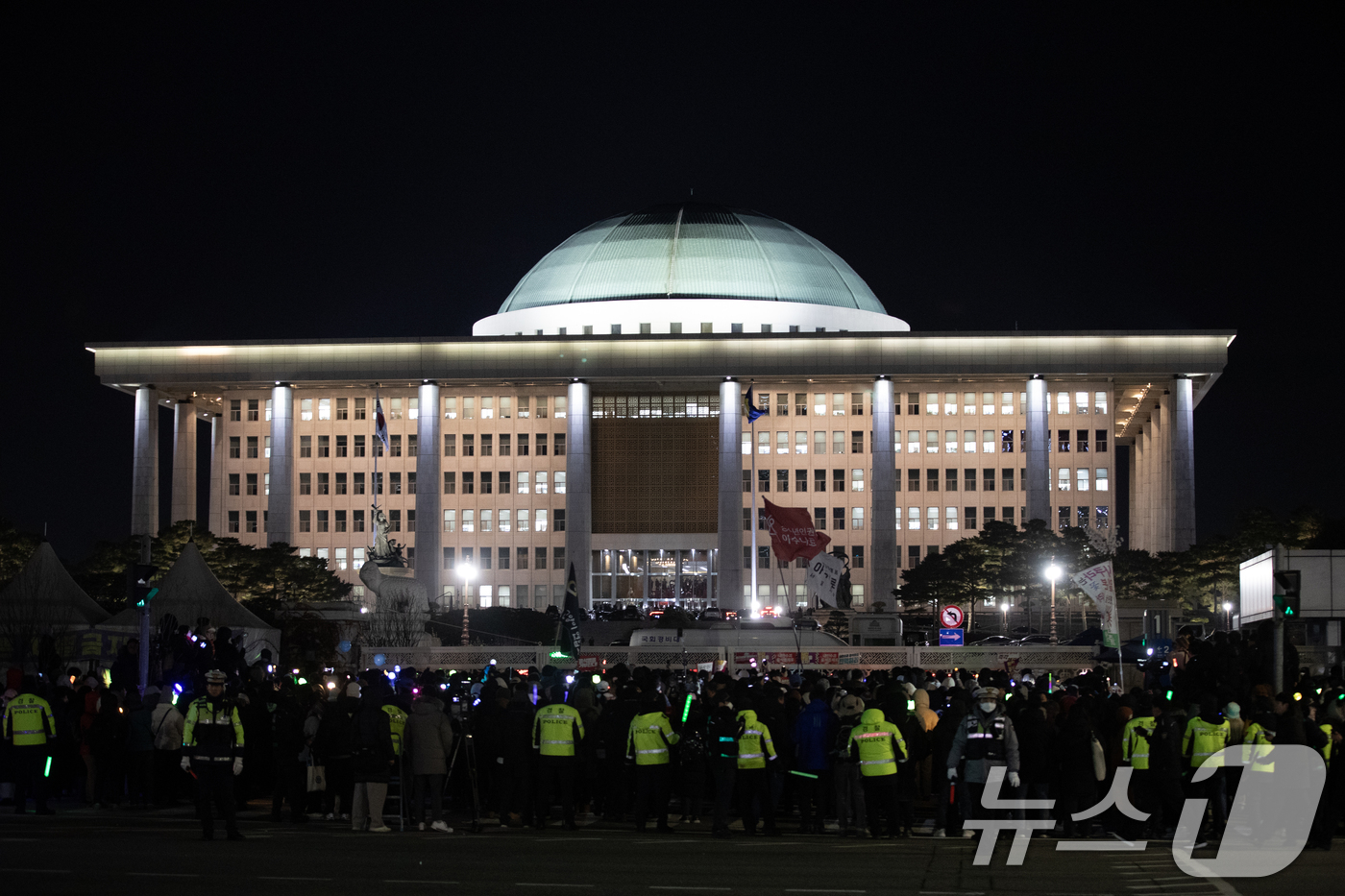 (서울=뉴스1) 이승배 기자 = 7일 오후 서울 여의도 국회 앞에서 열린 범국민촛불대행진에서 시민들이 윤석열 대통령의 탄핵소추안이 폐기되자 국회 정문 앞에서 탄핵을 촉구하고 있다. …