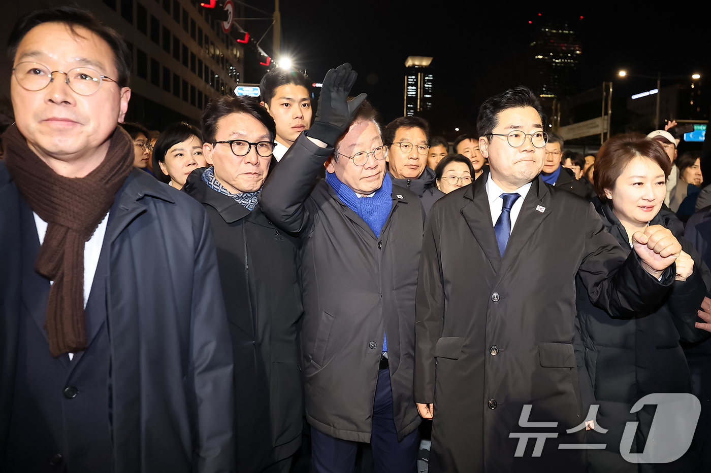 (서울=뉴스1) 김진환 기자 = 이재명 더불어민주당 대표가 7일 밤 서울 영등포구 여의도 국회의사당을 나와 윤석열 대통령의 탄핵안 가결을 촉구하며 집회를 이어간 시민들을 향해 인사 …