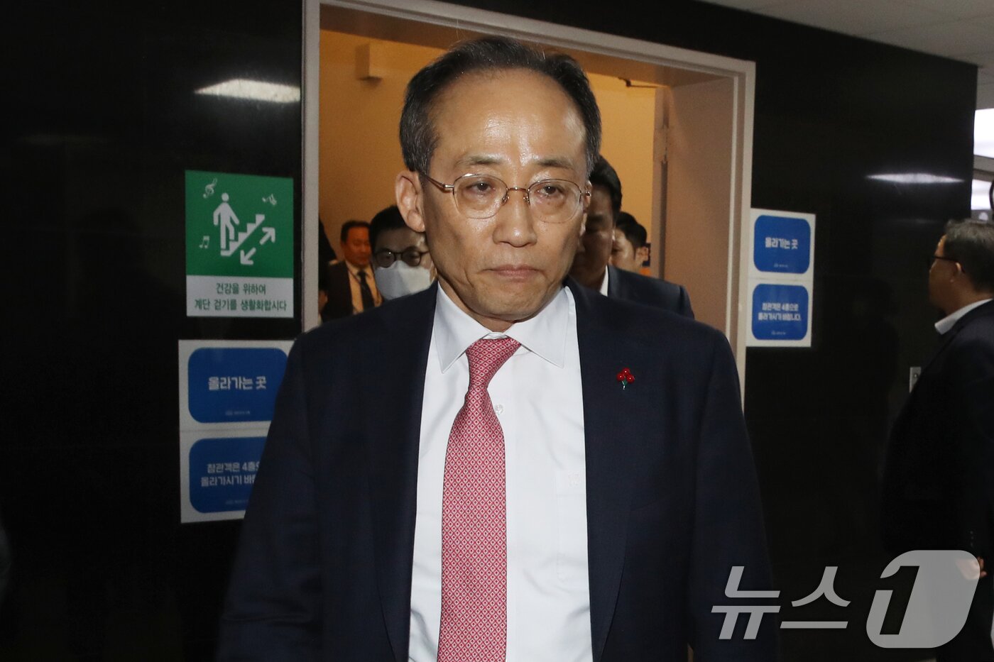 본문 이미지 - 추경호 국민의힘 원내대표가 7일 오후 서울 여의도 국회에서 의원총회를 마친뒤 항의하는 민주당 관계자들을 뒤로 하고 국회 본청을 나서고 있다. 이날 국민의힘 의원들은 김건희 특검법 투표 후 본회의장을 나가 윤석열 대통령 탄핵소추안 투표에는 참여하지 않고 의총을 계속이어가다 본회의 산회후 국회를 떠났다. 2024.12.7/뉴스1 ⓒ News1 이광호 기자