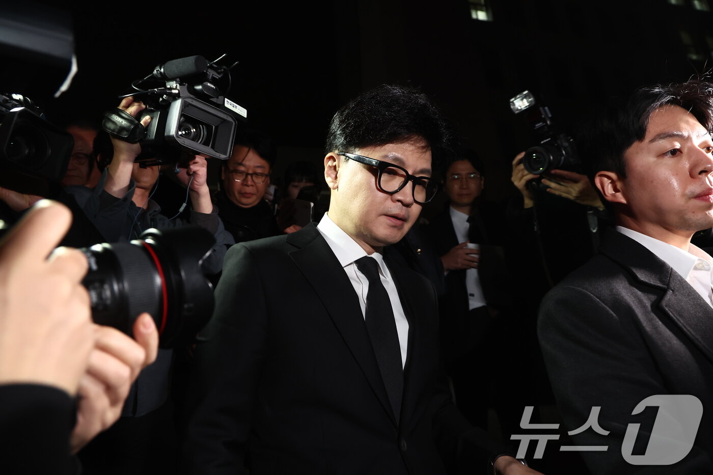 본문 이미지 - 윤석열 대통령 탄핵안이 국민의힘 불참으로 투표 불성립이 된 가운데 한동훈 국민의힘 대표가 7일 밤 서울 여의도 국회를 나서고 있다. 2024.12.7/뉴스1 ⓒ News1 김민지 기자