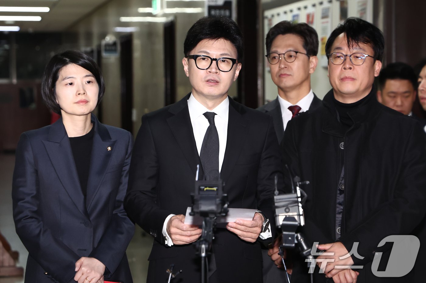 본문 이미지 - 윤석열 대통령 탄핵안이 국민의힘 불참으로 투표 불성립이 된 가운데 한동훈 국민의힘 대표가 7일 밤 서울 여의도 국회에서 기자회견을 하고 있다. 2024.12.7/뉴스1 ⓒ News1 김민지 기자