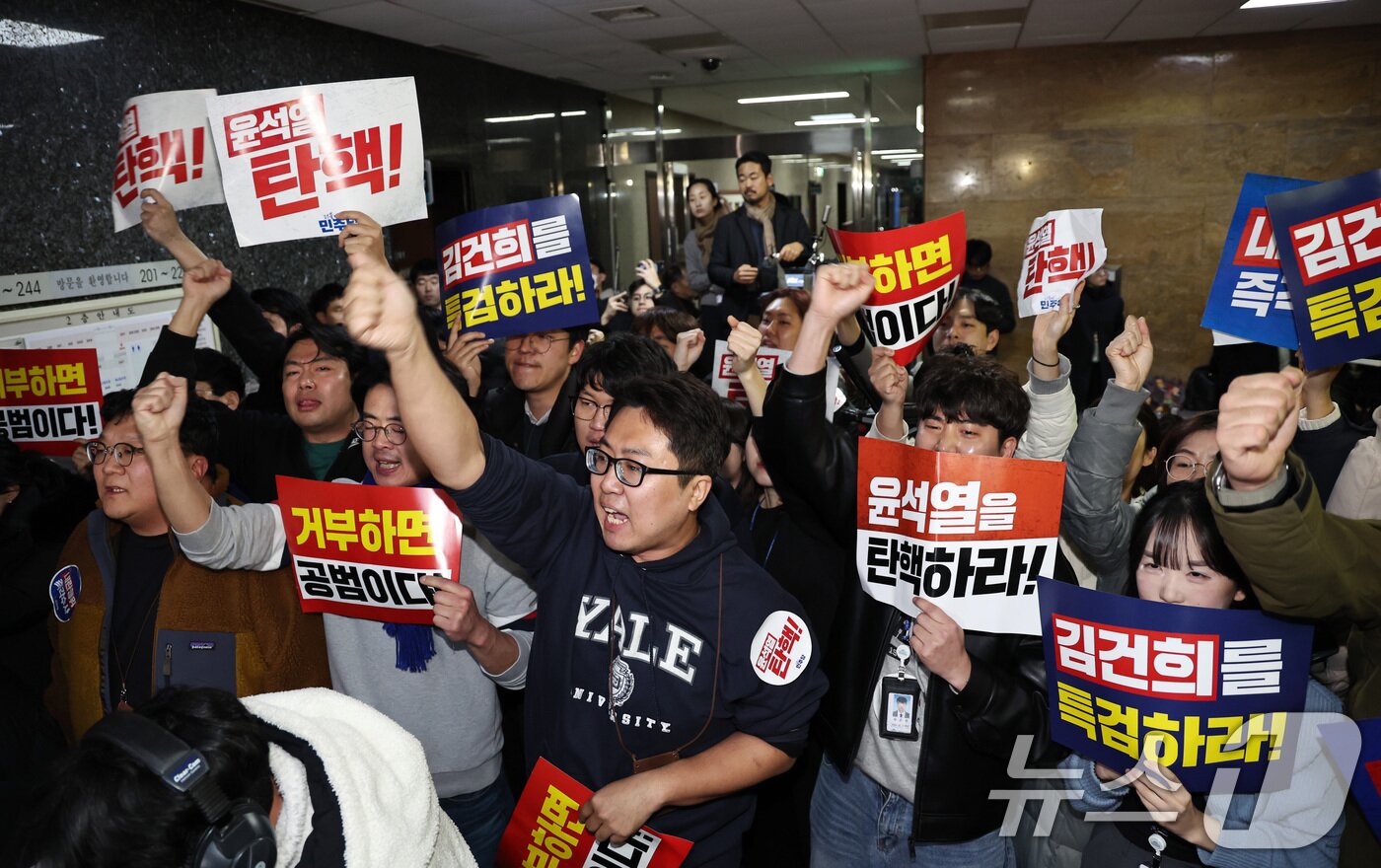 본문 이미지 - 윤석열 대통령 탄핵소추안이 부결된 7일 오후 서울 여의도 국회에서 야당 보좌진이 표결에 불참했던 국민의힘 의원들에게 항의하고 있다. 2024.12.7/뉴스1 ⓒ News1 구윤성 기자