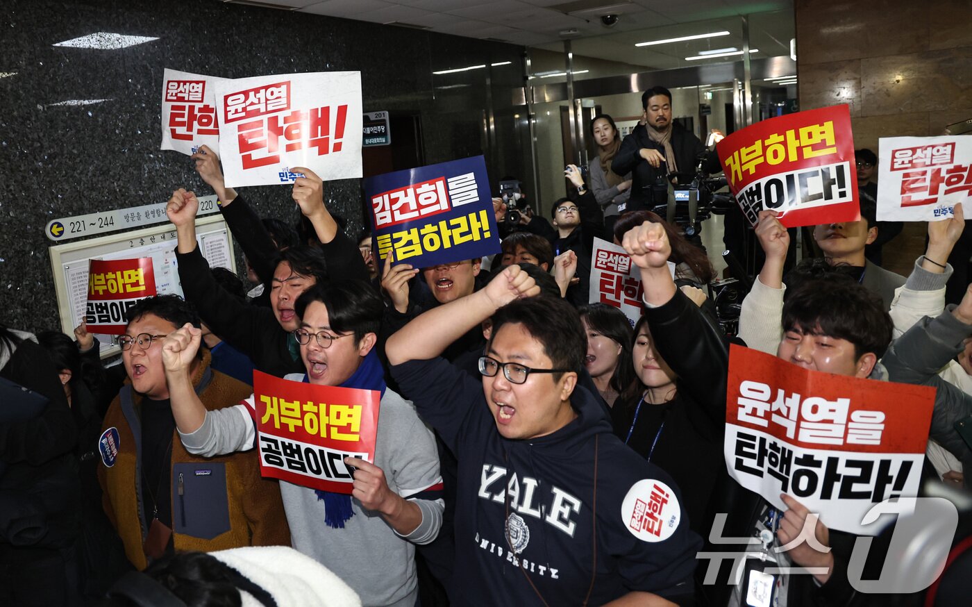 본문 이미지 - 윤석열 대통령 탄핵소추안이 부결된 7일 오후 서울 여의도 국회에서 야당 보좌진이 표결에 불참했던 국민의힘 의원들에게 항의하고 있다. 2024.12.7/뉴스1 ⓒ News1 구윤성 기자