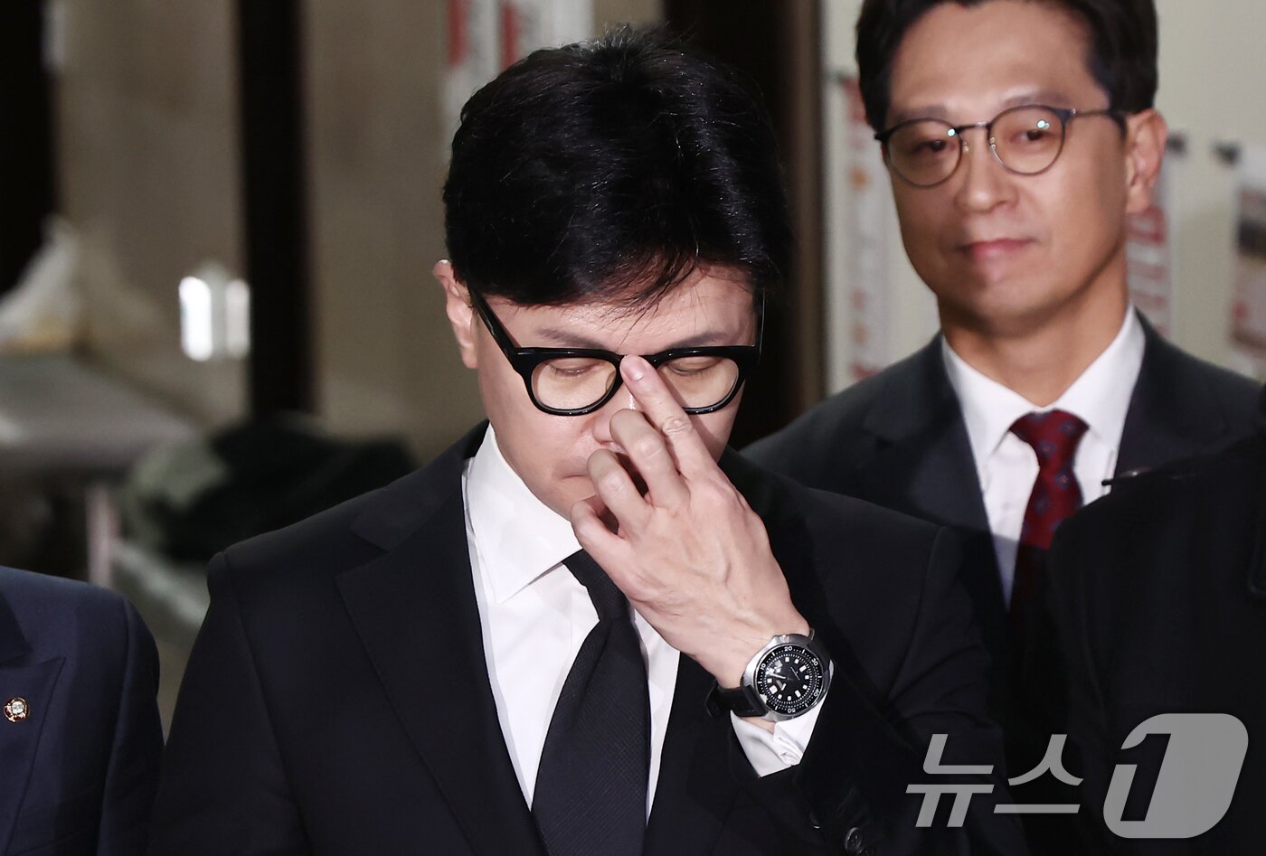 본문 이미지 - 윤석열 대통령 탄핵안이 국민의힘 불참으로 투표 불성립이 된 가운데 한동훈 국민의힘 대표가 7일 밤 서울 여의도 국회에서 입장을 밝히고 있다. 2024.12.7/뉴스1 ⓒ News1 김민지 기자