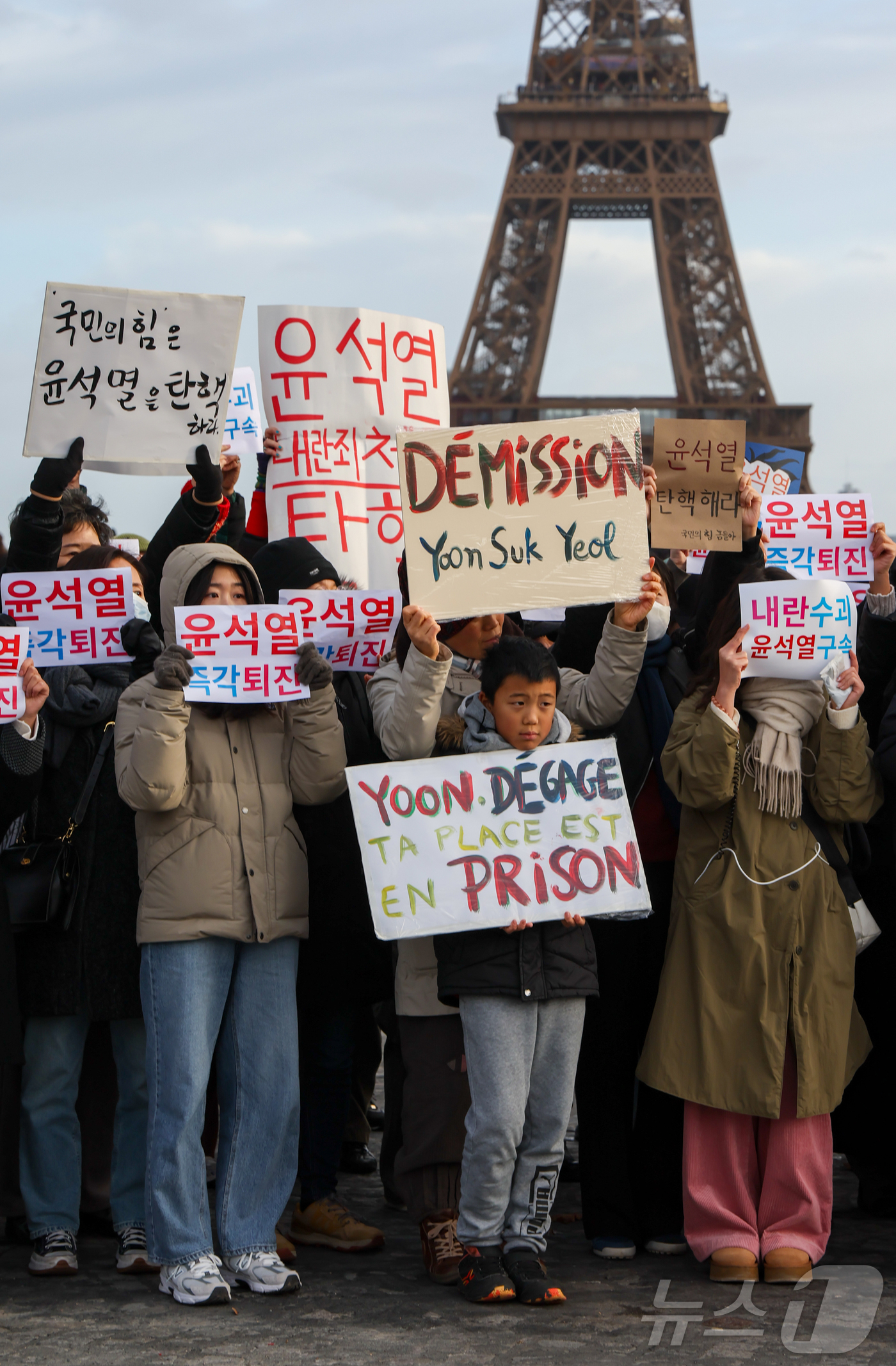 (파리=뉴스1) 이준성 기자 = 7일(현지시간) 프랑스 파리 트로카데로 인권광장에서 현지 교민과 유학생들이 윤석열 대통령의 탄핵을 촉구하는 집회를 하고 있다. 2024.12.8/뉴 …