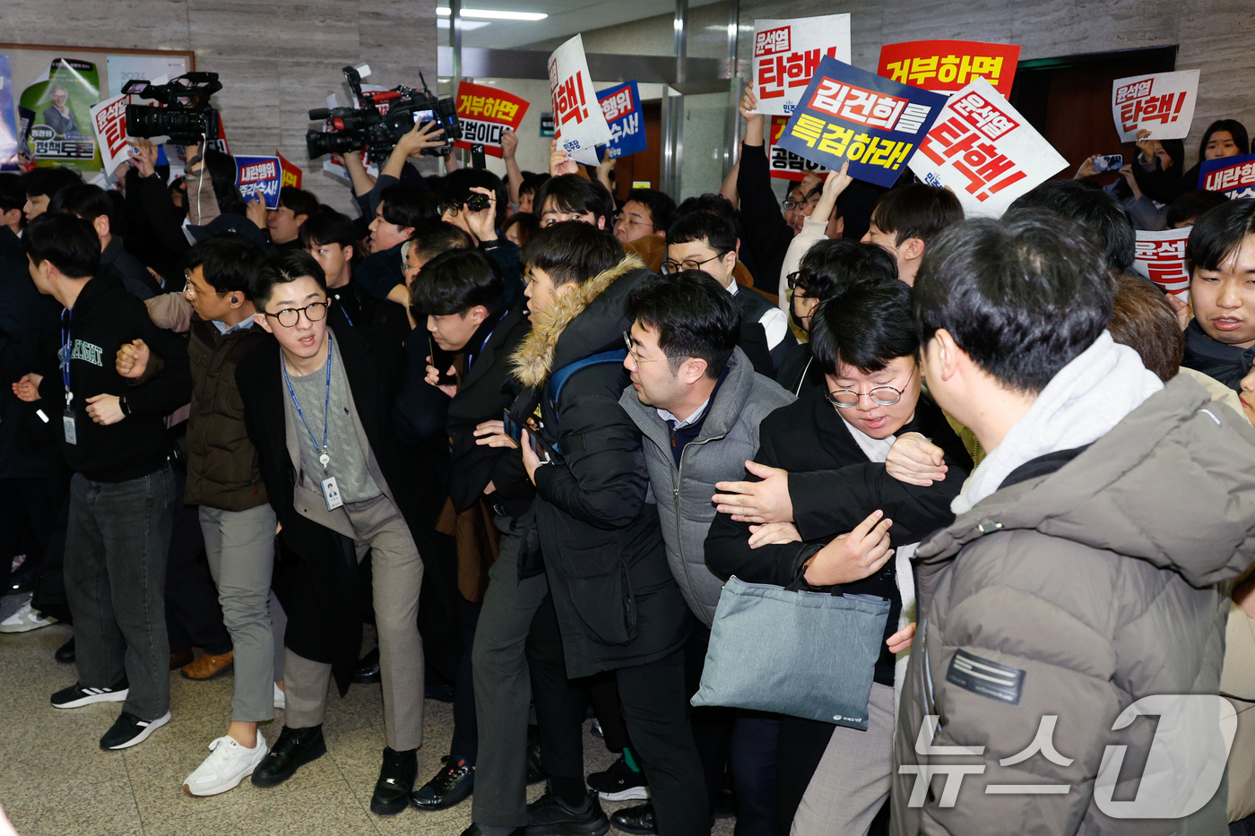 (서울=뉴스1) 안은나 기자 = 윤석열 대통령에 대한 탄핵소추안이 의결 정족수 부족으로 폐기된 7일 오후 서울 여의도 국회 국민의힘 의원총회장 앞에서 야당 당직자와 보좌관 등이 ' …