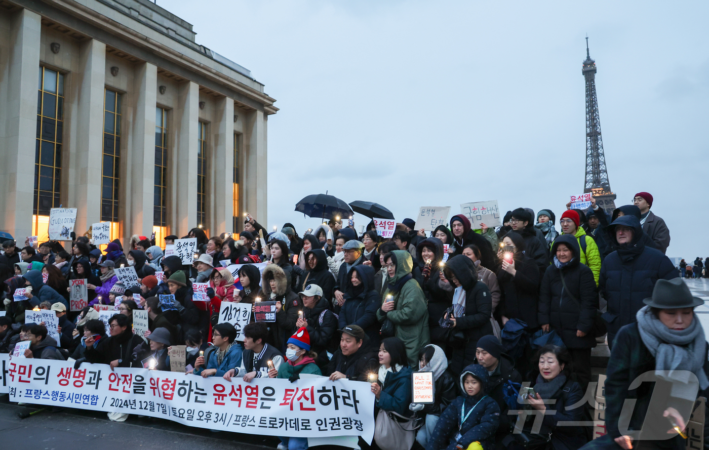 (파리=뉴스1) 이준성 기자 = 7일(현지시간) 프랑스 파리 트로카데로 인권광장에서 현지 교민과 유학생들이 윤석열 대통령의 탄핵을 촉구하는 집회를 하고 있다. 2024.12.8/뉴 …
