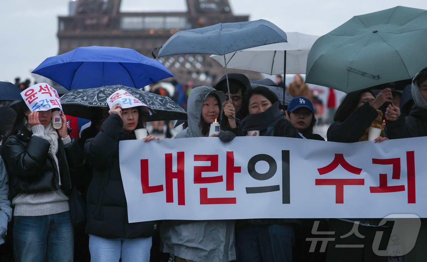 7일&#40;현지시간&#41; 프랑스 파리 트로카데로 인권광장에서 현지 교민과 유학생들이 윤석열 대통령의 탄핵을 촉구하는 집회를 하고 있다. 2024.12.8/뉴스1 ⓒ News1 이준성 기자