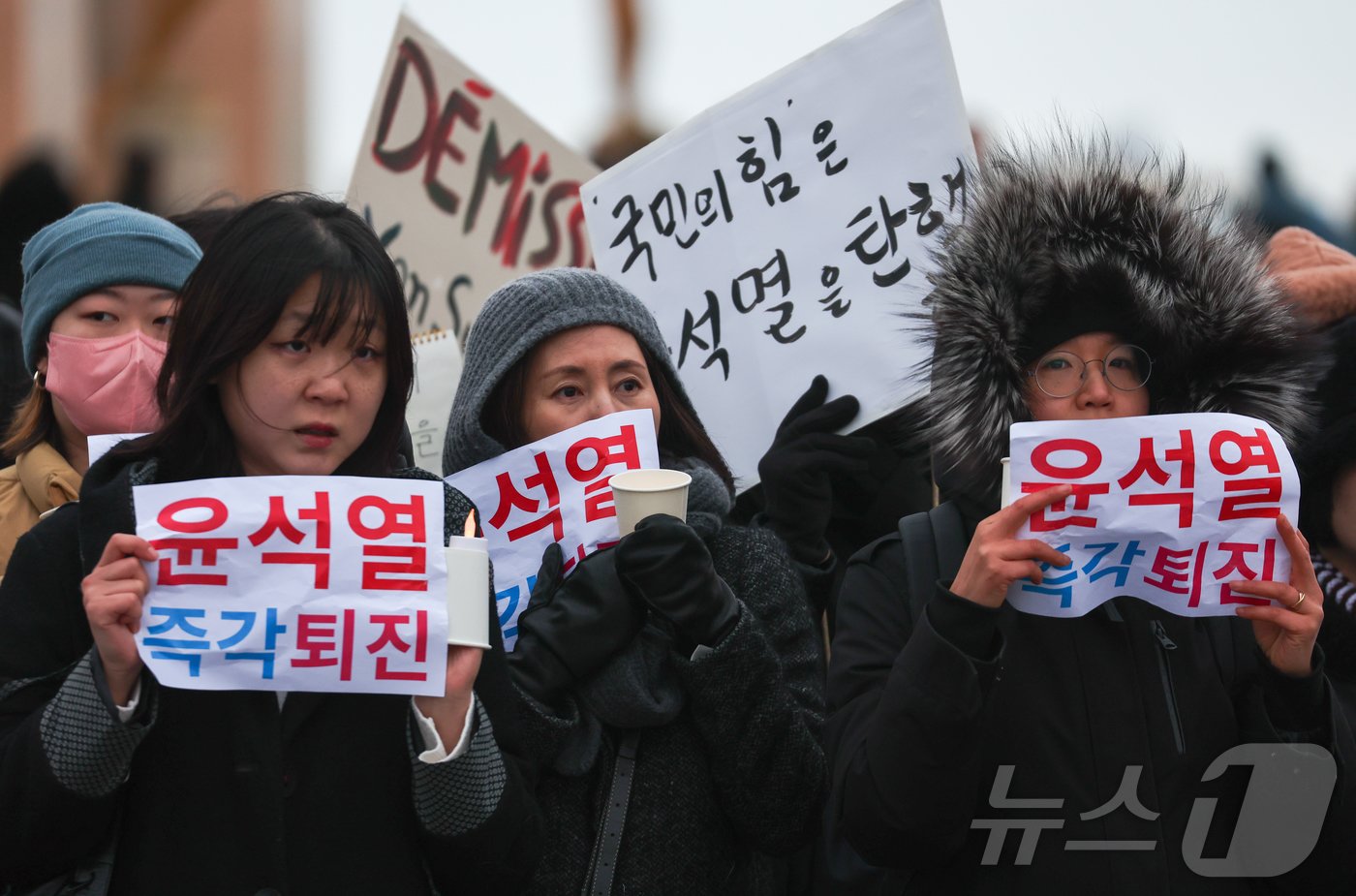 7일&#40;현지시간&#41; 프랑스 파리 트로카데로 인권광장에서 현지 교민과 유학생들이 윤석열 대통령의 탄핵을 촉구하는 집회를 하고 있다. 2024.12.8/뉴스1 ⓒ News1 이준성 기자