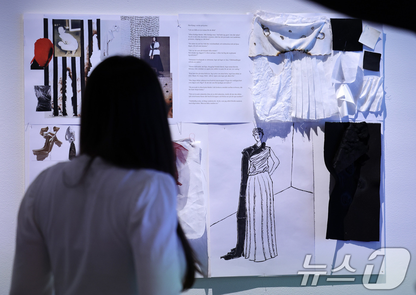 (스톡홀름(스웨덴)=뉴스1) 박지혜 기자 = 7일(현지시간) 스웨덴 스톡홀름 노벨상박물관에 한강 작가의 작품에서 나타나는 고통과 트라우마를 표현해 만든 드레스 제작 진행 과정이 전 …