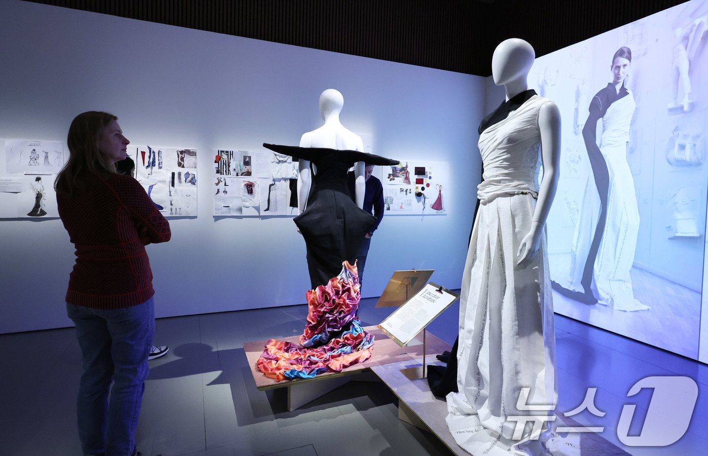 본문 이미지 - 7일&#40;현지시간&#41; 스웨덴 스톡홀름 노벨상박물관에 스웨덴 베크만스 디자인대 학생들이 한강 작가의 작품에서 나타나는 고통과 트라우마를 표현해 만든 드레스가 전시돼 있다. 하얀색과 검은색, 무채색의 이 드레스에는 한강 작가 작품 속 구절이 새겨져 있다. 2024.12.8/뉴스1 ⓒ News1 박지혜 기자