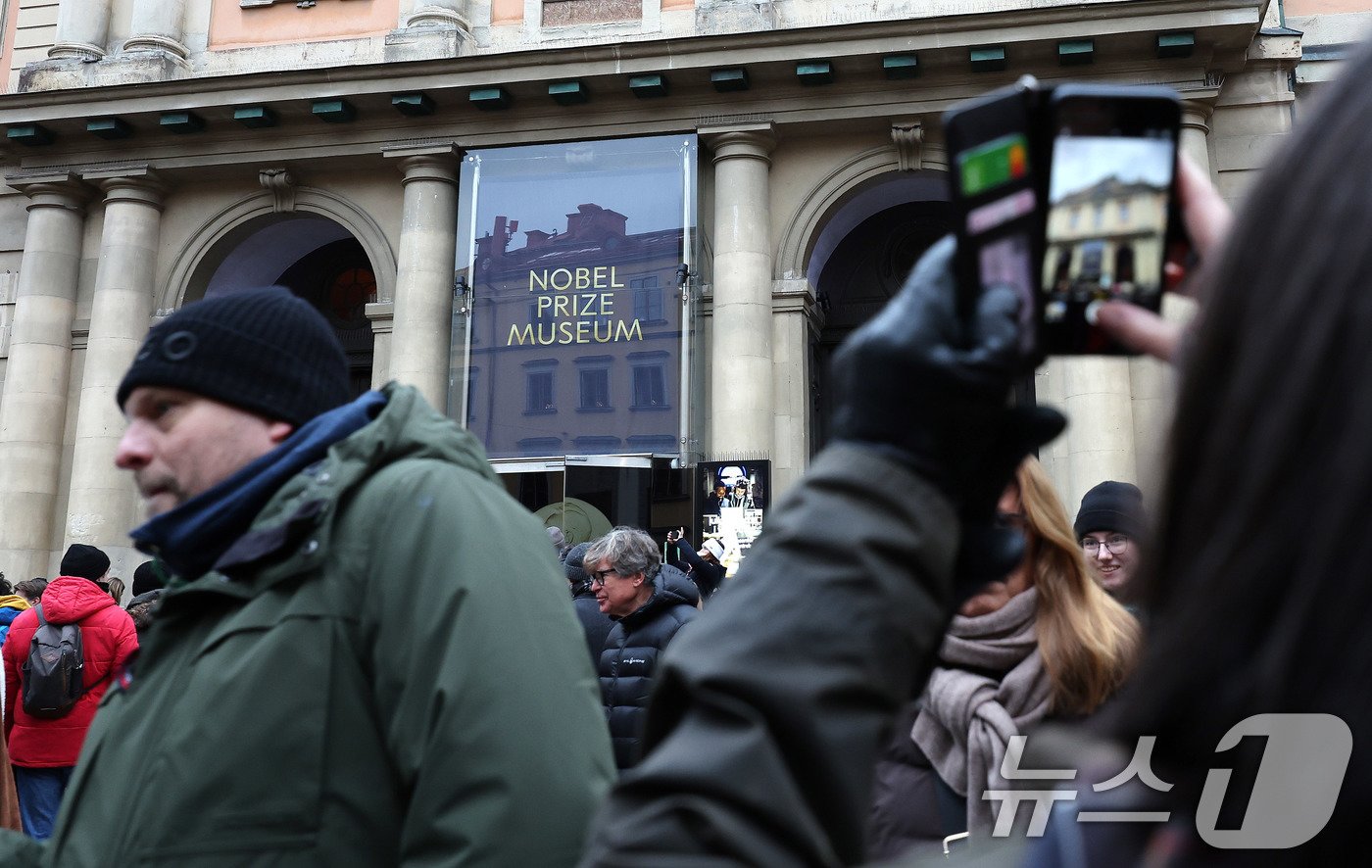 본문 이미지 - 7일&#40;현지시간&#41; 스웨덴 스톡홀름 노벨상박물관 앞이 시민들과 관광객들로 북적이고 있다. 현지는 이미 1년 중 가장 흥겨운 노벨 주간이 시작된 만큼 축제 분위기가 역력하다. 2024.12.8/뉴스1 ⓒ News1 박지혜 기자