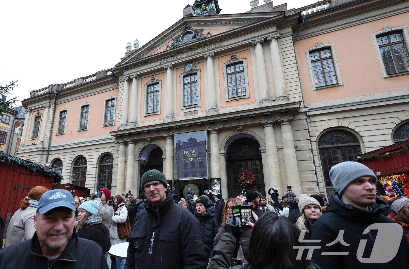 본문 이미지 - 7일&#40;현지시간&#41; 스웨덴 스톡홀름 노벨상박물관 앞이 시민들과 관광객들로 북적이고 있다. 현지는 이미 1년 중 가장 흥겨운 노벨 주간이 시작된 만큼 축제 분위기가 역력하다. 2024.12.8/뉴스1 ⓒ News1 박지혜 기자