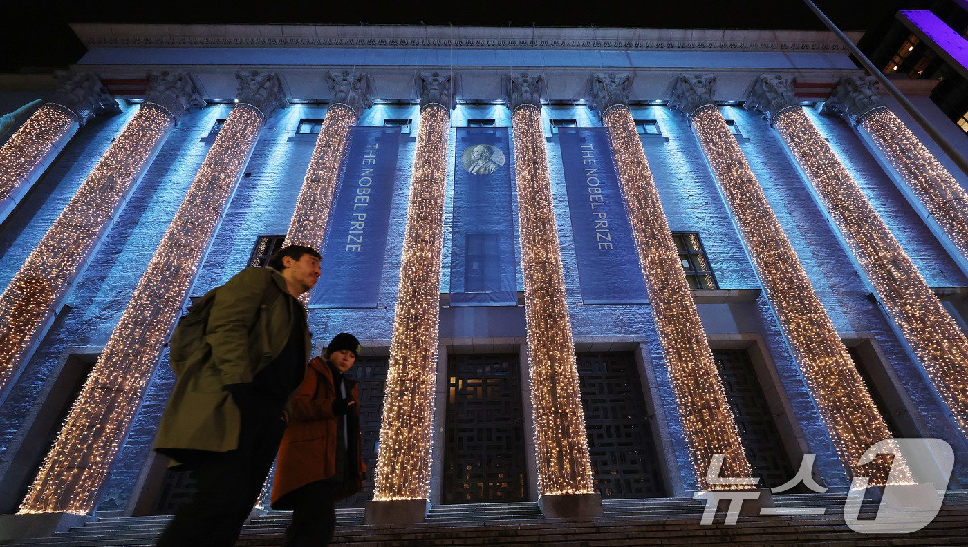 본문 이미지 - 노벨 시상식을 앞둔 7일&#40;현지시간&#41; 스웨덴 스톡홀름 콘서트홀 앞으로 시민들이 지나가고 있다. 오는 10일 이곳에서 노벨상 시상식이 열린다. 아시아 여성 최초 노벨문학상 수상자로 선정된 소설가 한강은 이곳에서 노벨상 메달과 증서를 받는다. 2024.12.8/뉴스1 ⓒ News1 박지혜 기자