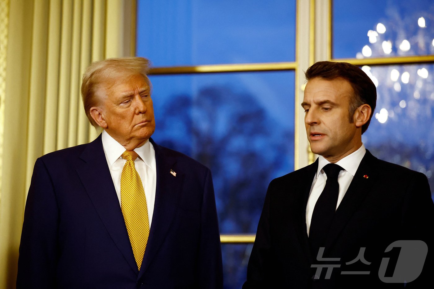 본문 이미지 - 도널드 트럼프 미국 대통령 당선인이 7일&#40;현지시간&#41; 노트르담 대성당 재개관 기념식 참석차 프랑스를 방문해 파리 엘리제궁에서 에마뉘엘 마크롱 대통령과 만나고 있다. 2024.12.08 ⓒ 로이터=뉴스1 ⓒ News1 우동명 기자