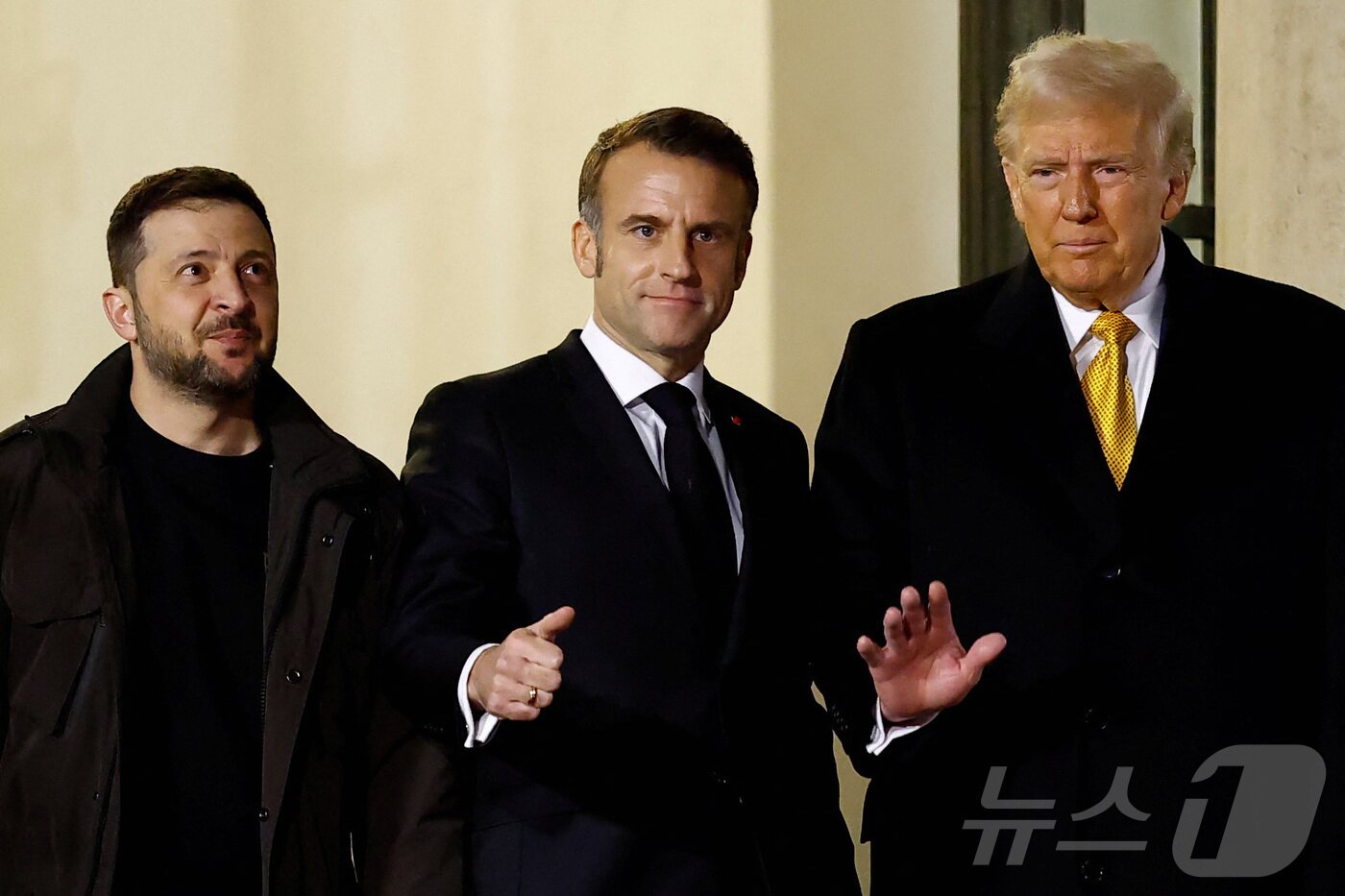 본문 이미지 - 도널드 트럼프 미국 대통령이 당선인 신분이던 지난해 12월 7일(현지시간) 노트르담 대성당 재개관 기념식 참석차 프랑스를 방문해 파리 엘리제 궁에서 에마뉘엘 마크롱 대통령, 볼로디미르 젤렌스키 우크라이나 대통령과 회담을 마친 뒤 떠나고 있다. 2024.12.08 ⓒ 로이터=뉴스1 ⓒ News1 우동명 기자