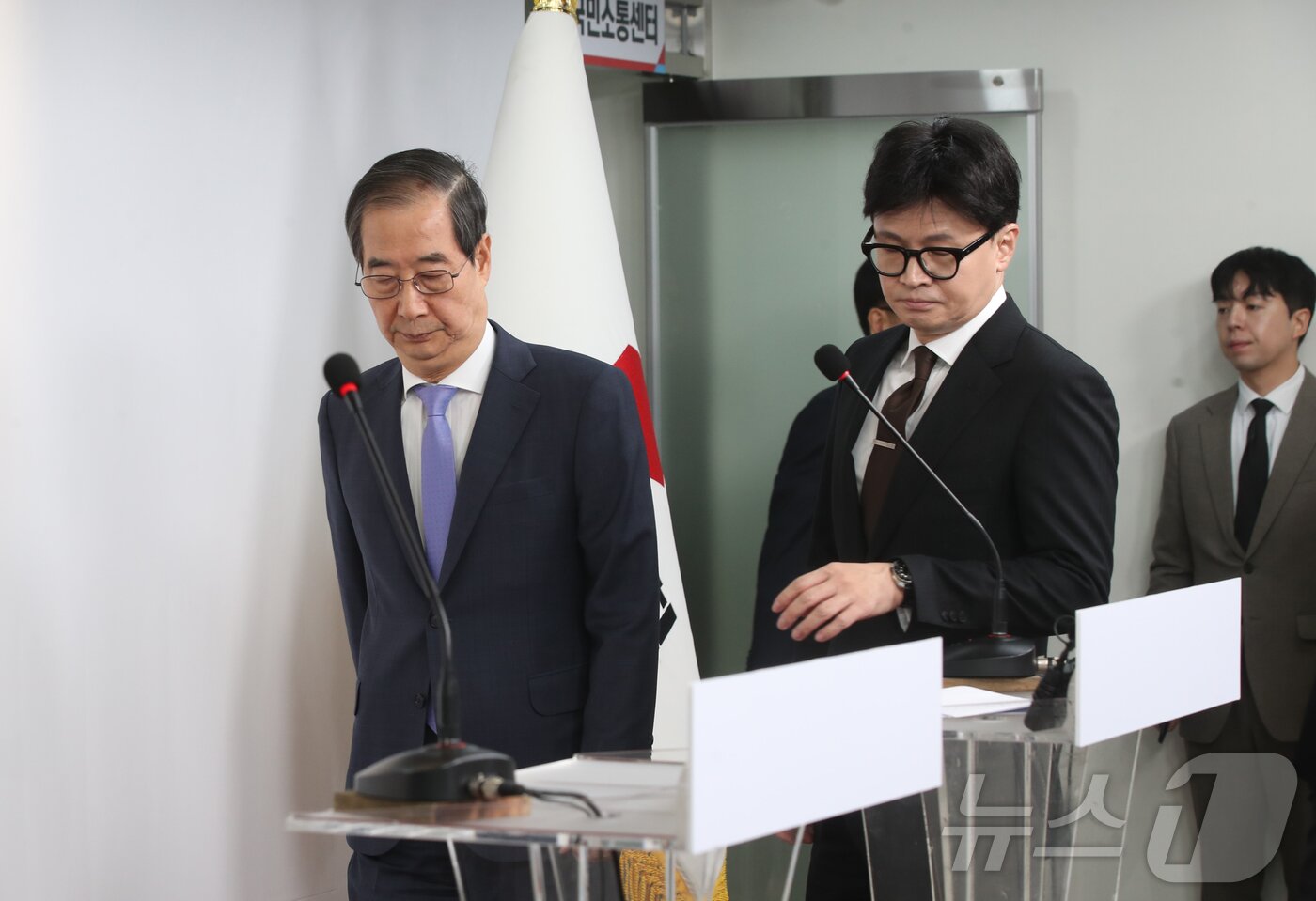 본문 이미지 - 한동훈 국민의힘 대표와 한덕수 국무총리가 8일 오전 서울 여의도 국민의힘 당사에서 &#39;비상계엄 사태&#39; 이후 정국 수습 방안과 관련한 대국민담화 발표 전 회의장에 들어서고 있다. 2024.12.8/뉴스1 ⓒ News1 이광호 기자