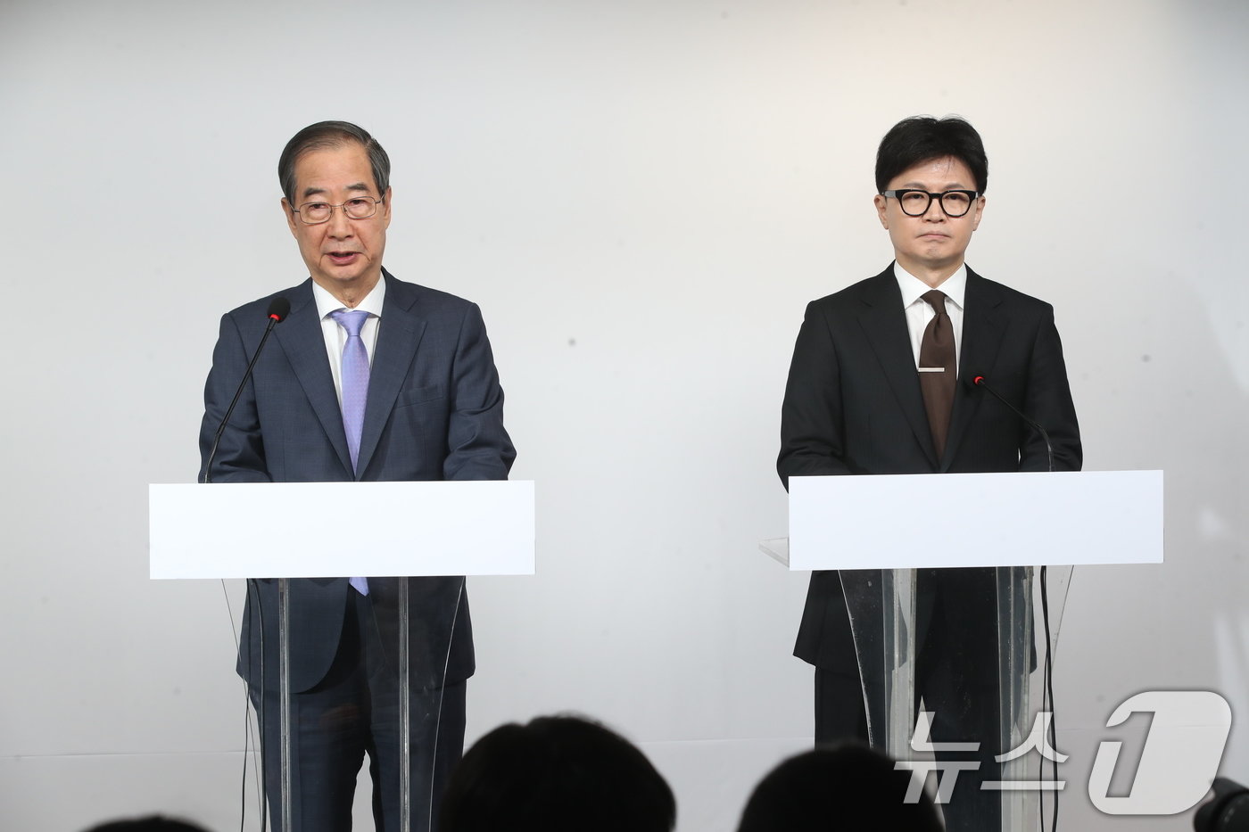 한덕수 국무총리가 8일 오전 서울 여의도 국민의힘 당사에서 &#39;비상계엄 사태&#39; 이후 정국 수습 방안과 관련한 대국민담화를 발표하고 있다. 오른쪽은 한동훈 국민의힘 대표. 2024.12.8/뉴스1 ⓒ News1 이광호 기자