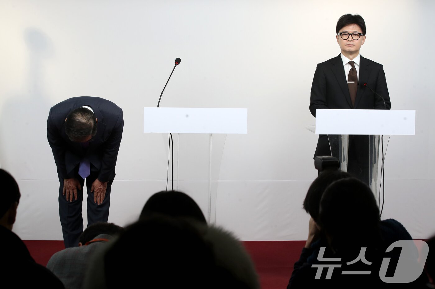 본문 이미지 - 한덕수 국무총리가 8일 오전 서울 여의도 국민의힘 당사에서 &#39;비상계엄 사태&#39; 이후 정국 수습 방안과 관련한 대국민담화 발표에서 국민들에게 허리숙여 사과하고 있다. 2024.12.8/뉴스1 ⓒ News1 이광호 기자