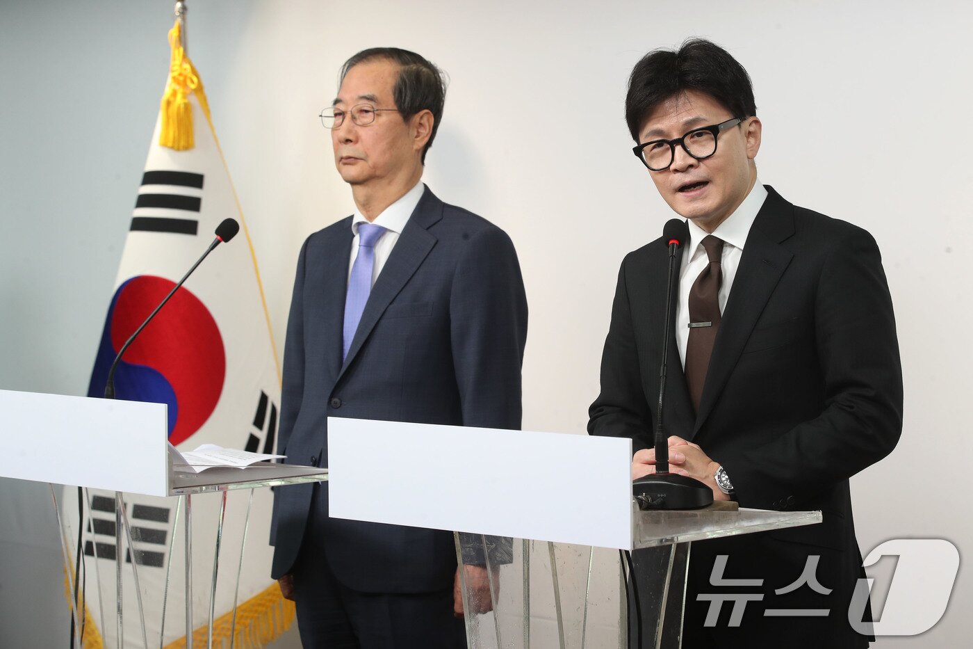 본문 이미지 - 한덕수 국무총리와 한동훈 국민의힘 대표가 8일 오전 서울 여의도 당사에서 대국민 공동 담화를 발표하고 있다. 2024.12.8/뉴스1 ⓒ News1 이광호 기자